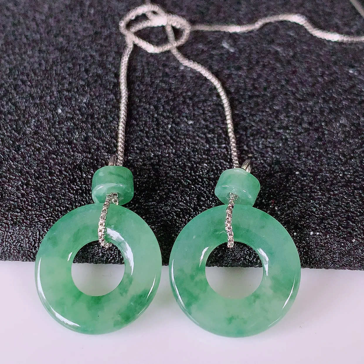 自然光实拍，冰种飘花翡翠一对平安扣耳坠，翠色灵动，玉质细腻，颜色漂亮，品相佳，佩戴佳品！配图银线 #