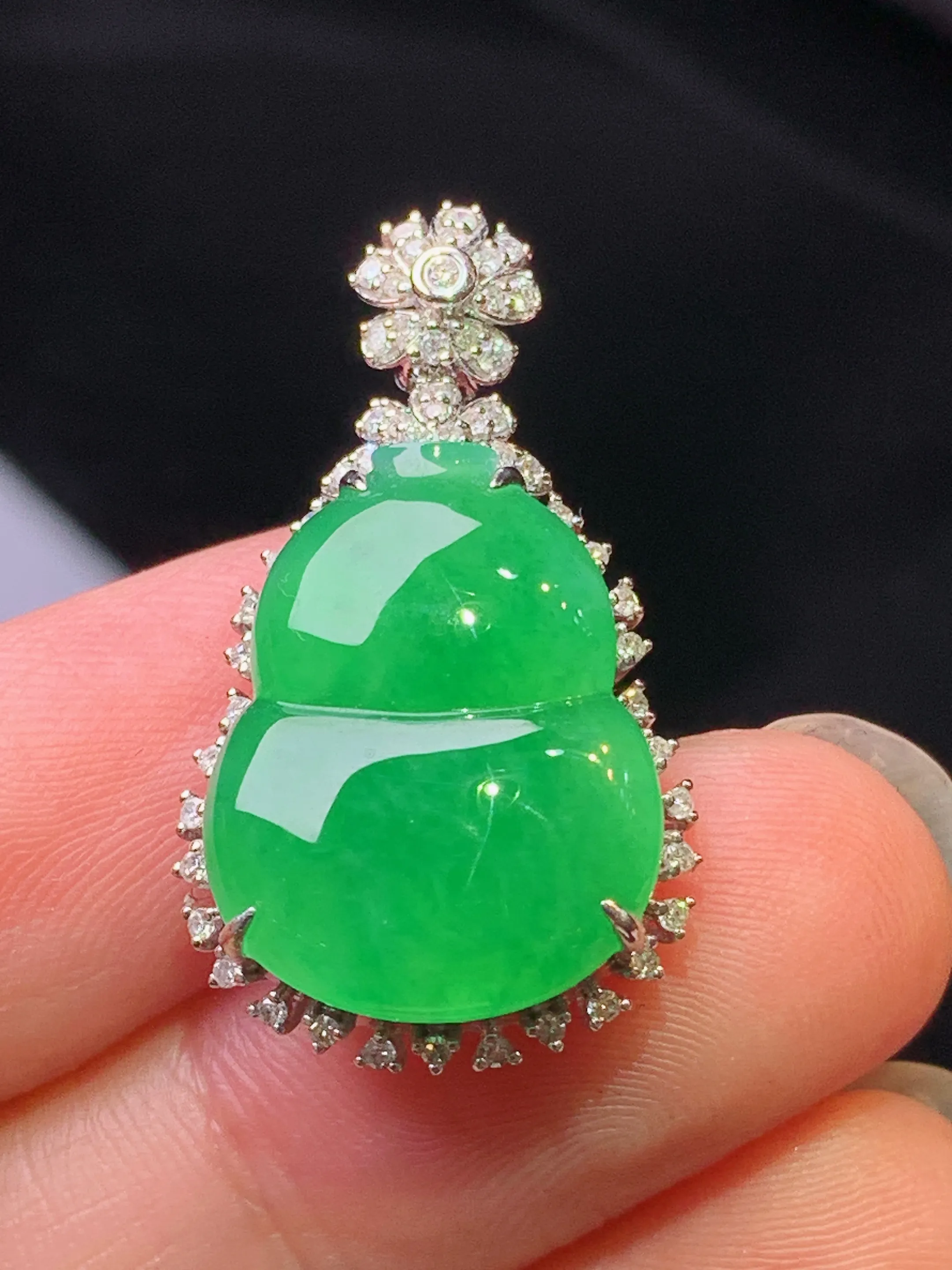 18k金钻镶嵌满绿葫芦吊坠 玉质细腻 色泽艳丽清新 整体尺寸28.5*16.3*8.2