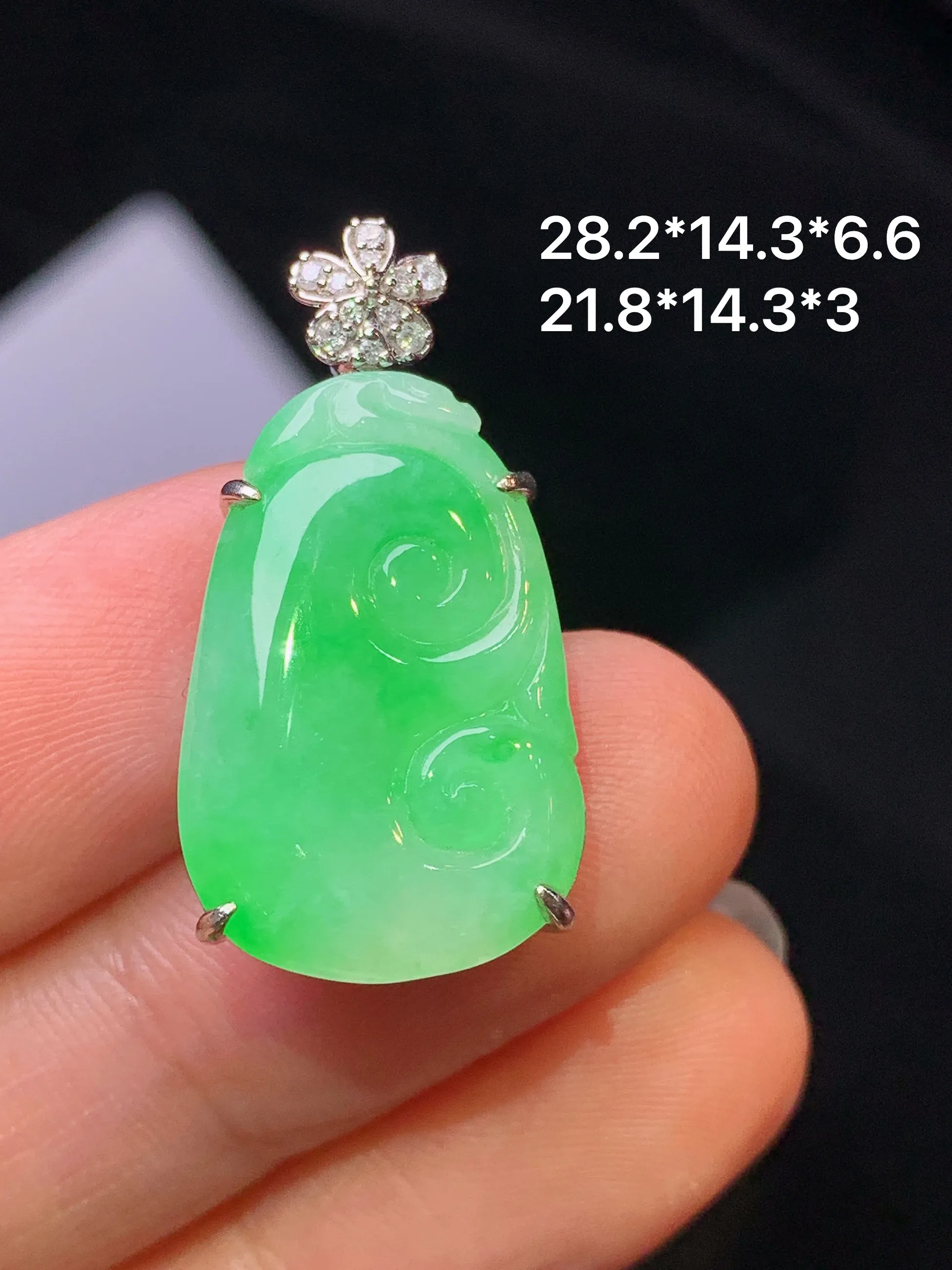 18k金钻镶嵌翠绿如意吊坠 玉质细腻 色泽艳丽清新 整体尺寸28.2*14.3*6.6