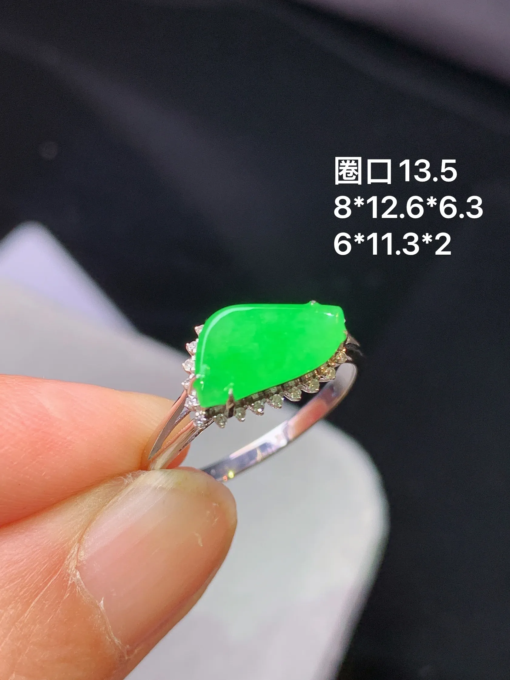 18k金钻镶嵌满绿随形吊坠 玉质细腻 色泽艳丽清新 圈口13.5 整体尺寸8*12.6*6.3