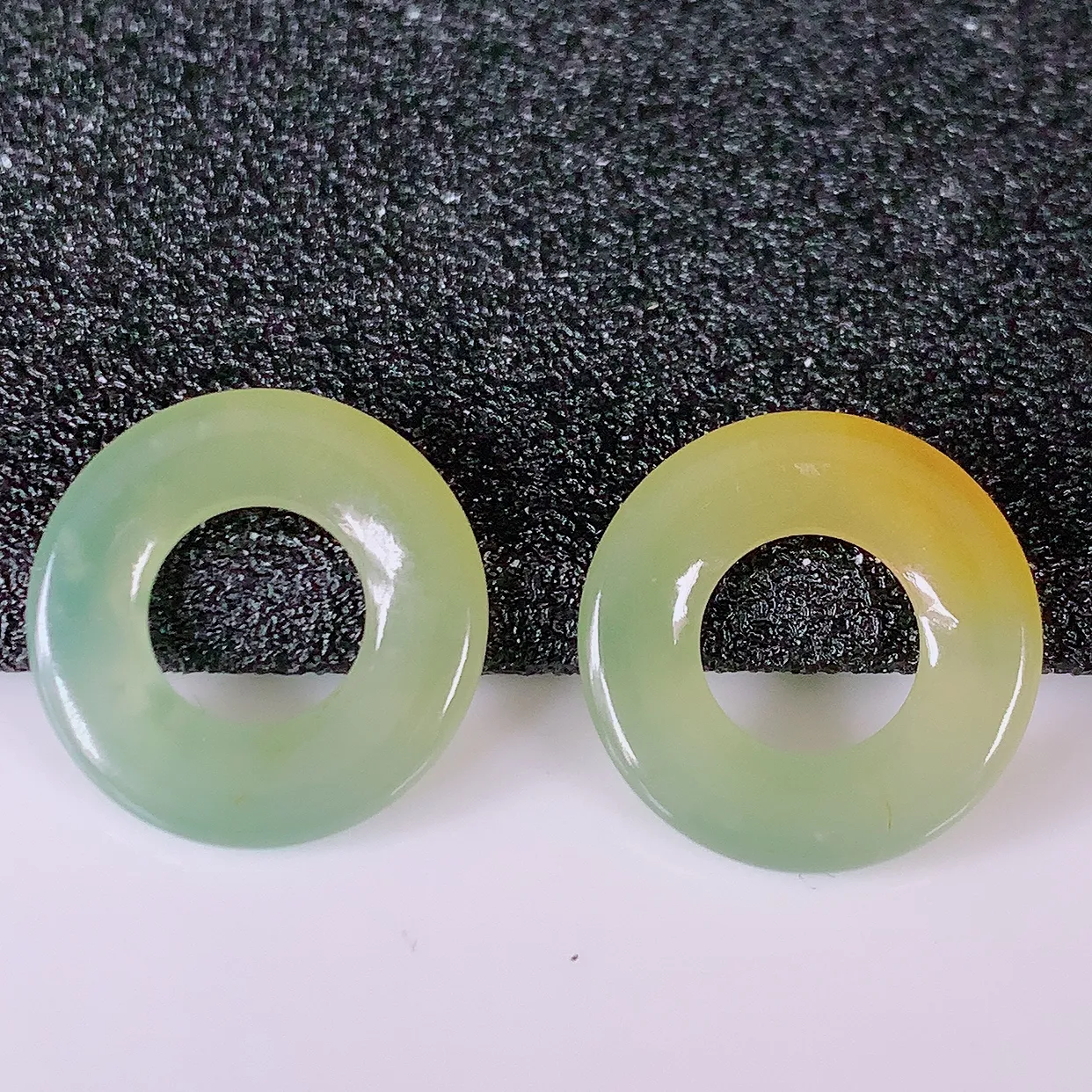 自然光实拍，冰种黄翡翡翠一对平安扣耳坠，翠色灵动，玉质细腻，颜色漂亮，品相佳，佩戴佳品！配图银线 #158.2平安扣尺寸15-2.5mm