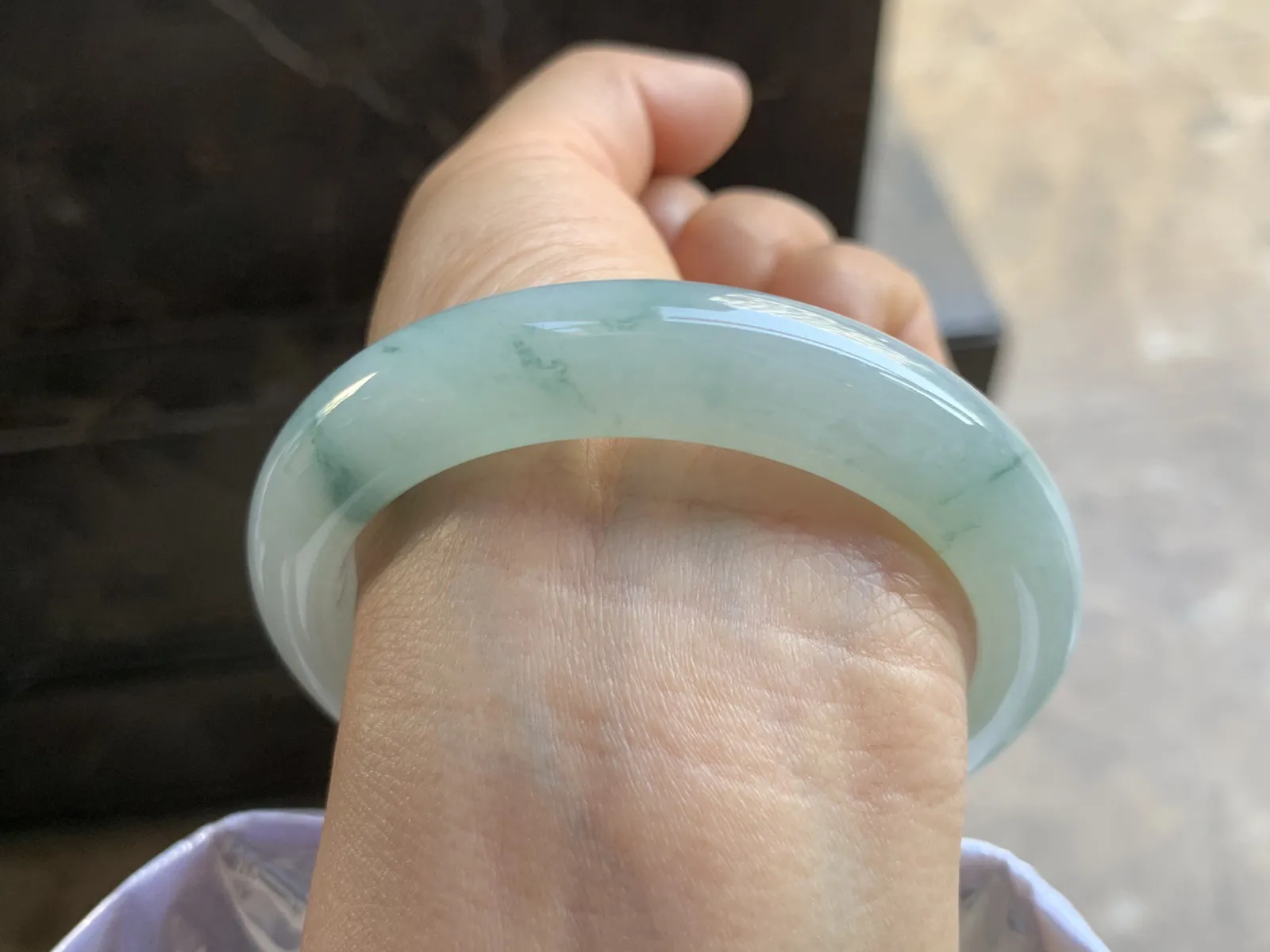 56.5-12-8.9mm
糯冰飘花手镯 底子细腻 干净 清爽