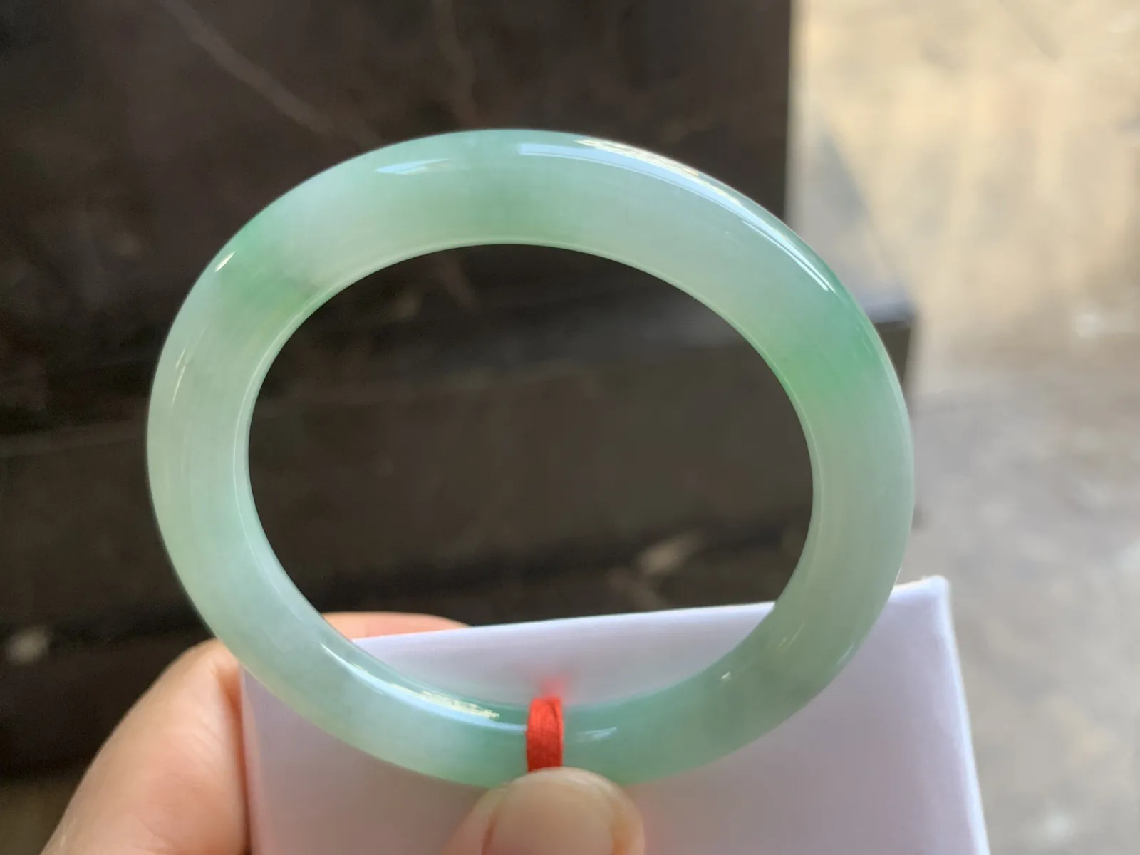 52-8.8mm
糯冰带色圆条手镯 底子细腻 颜色漂亮 性价比推荐