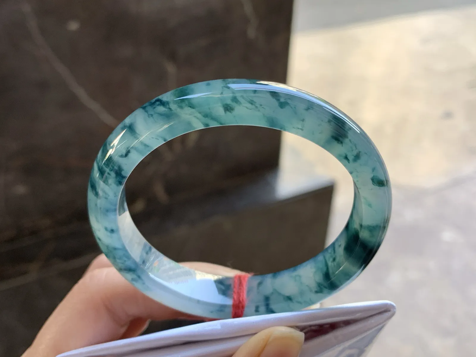 55.8-11.7-7.6

蓝花贵妃手镯^_^飘花浓郁 正圈53可以带