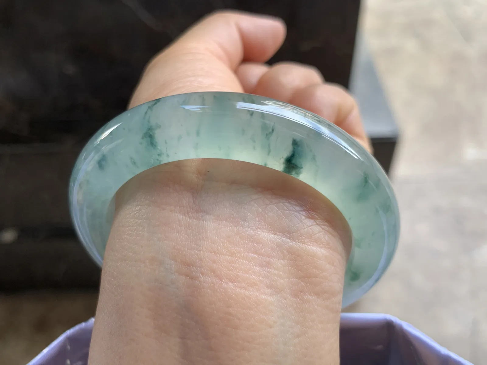 56-12.2-10mm
冰种飘花手镯 冰透莹润 起胶感 花色独特漂亮