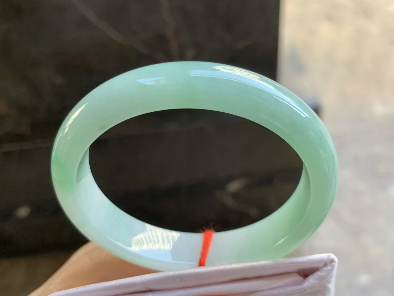 56-12.7-7.5mm
带色贵妃手镯 底子细腻 水润清新 正圈54可带