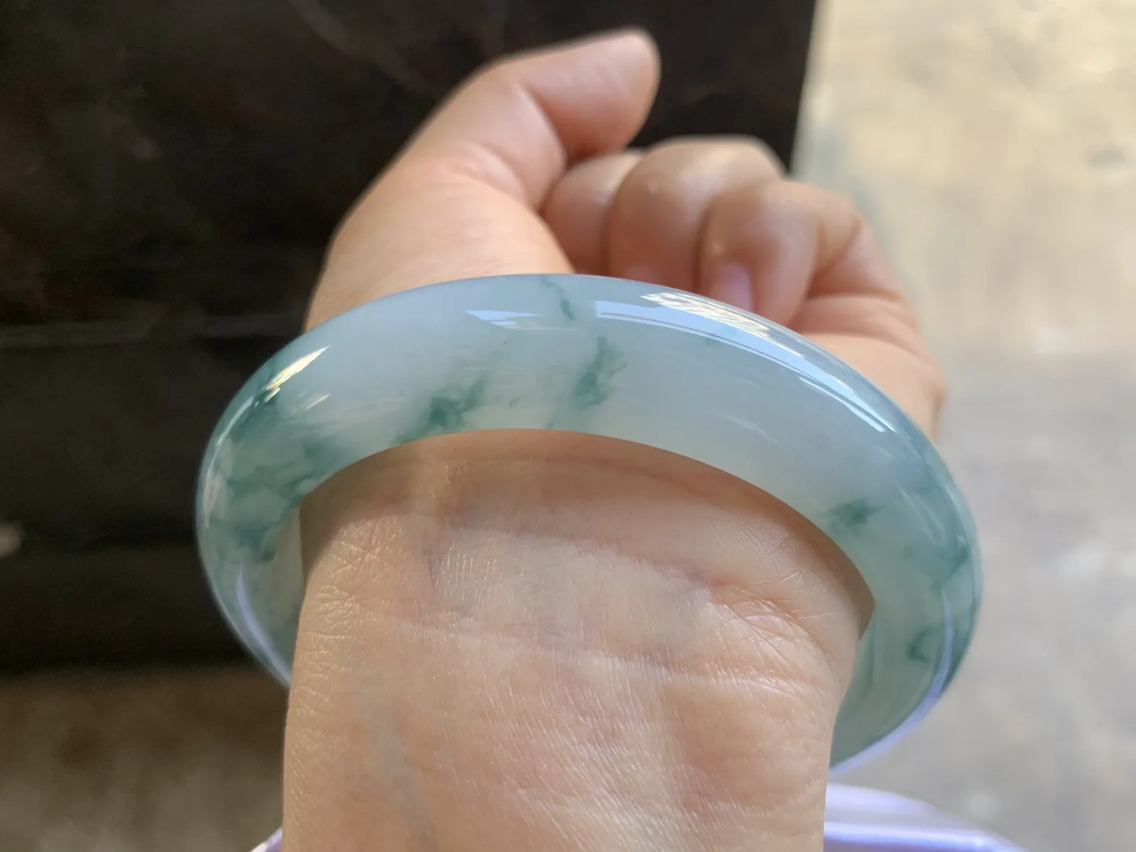 58-13.3-9.3mm
糯冰飘花手镯 底子细腻 花色均匀灵动