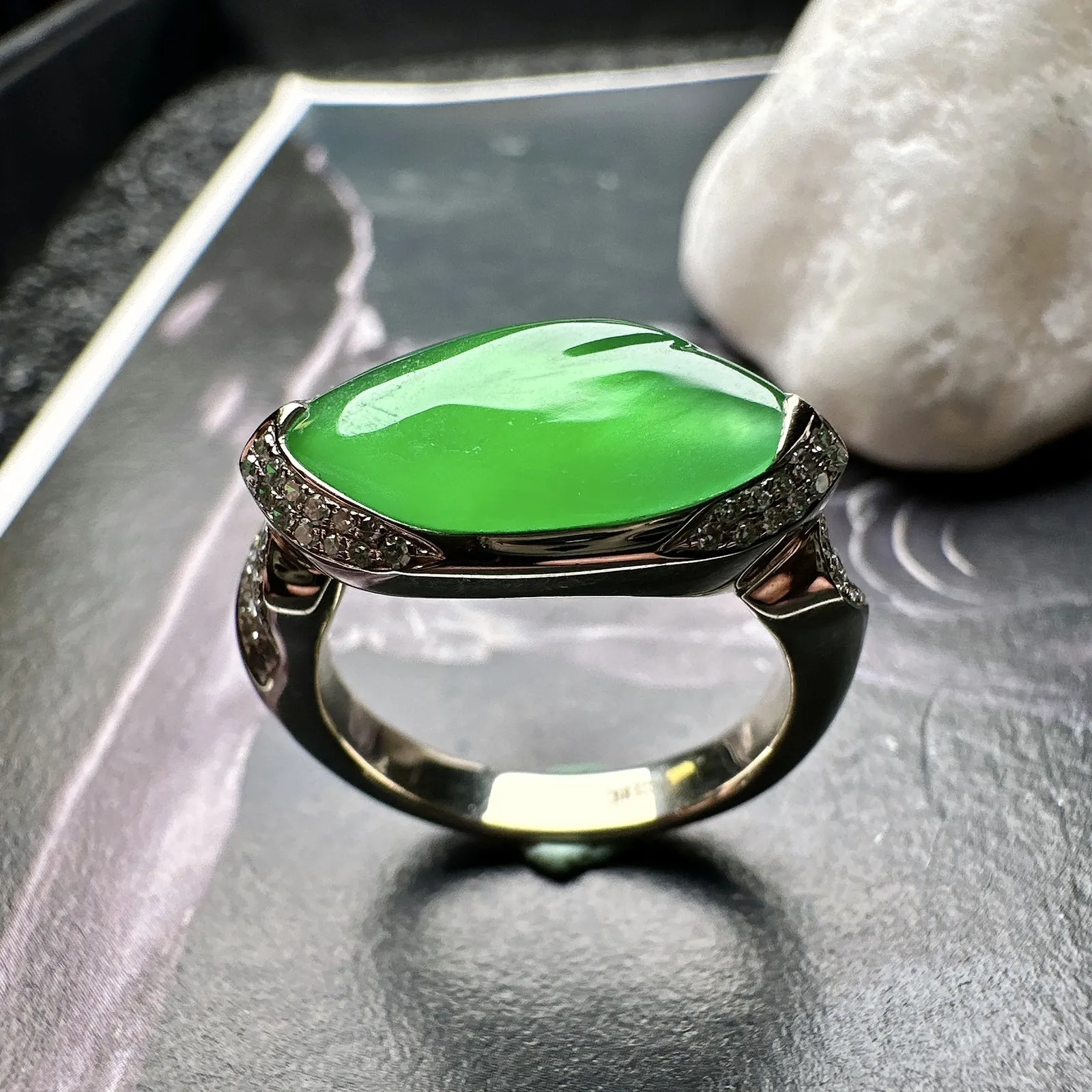 【冰种满绿随形戒指】质地均匀细腻，冰润起光，胶感强烈，颜色娇艳，18K金钻精美镶嵌，裸石尺寸9.6*
