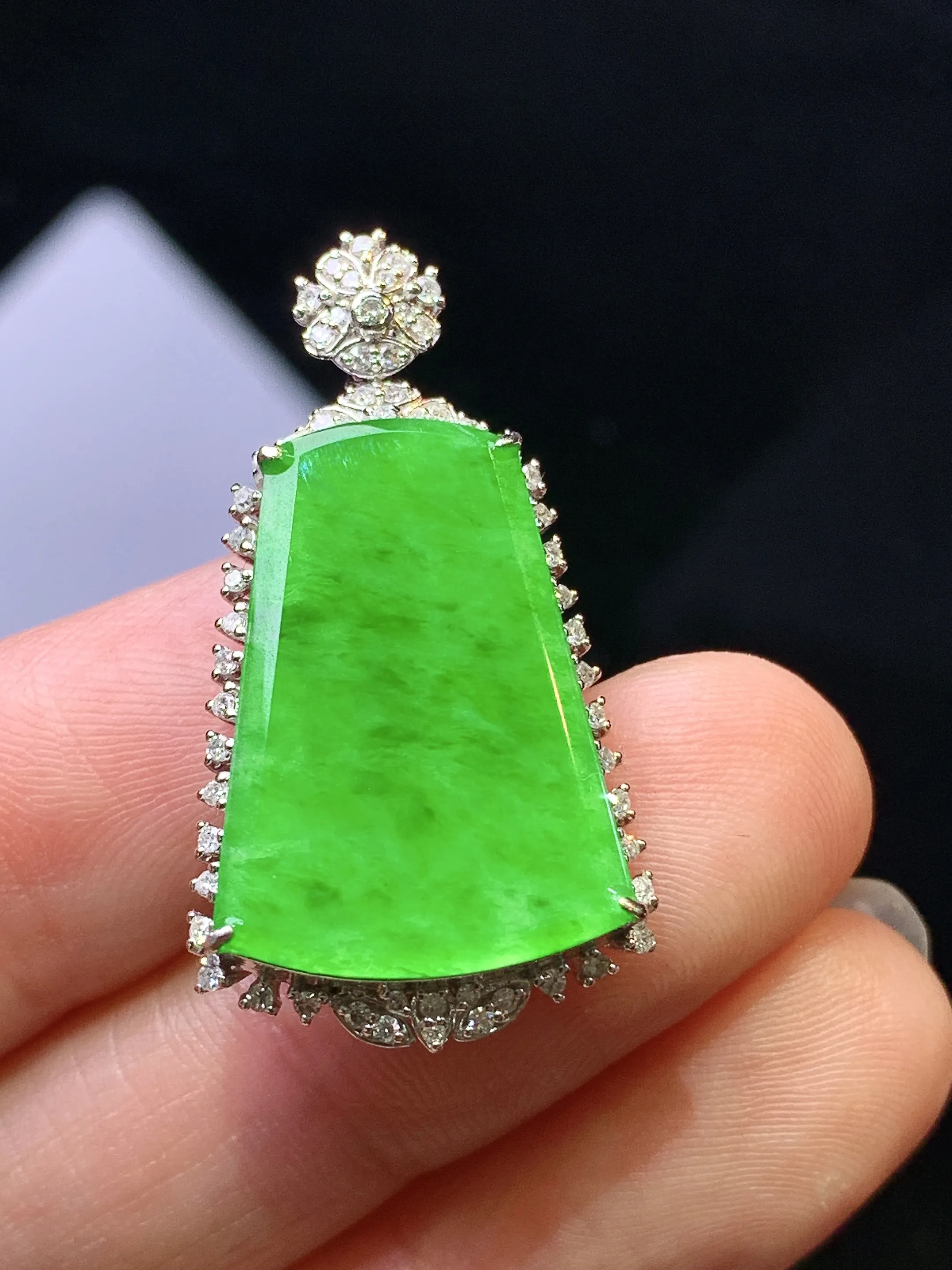 18k金钻镶嵌翠绿无事牌吊坠 玉质细腻 色泽艳丽清新 整体尺寸31.6*17.1*6.5