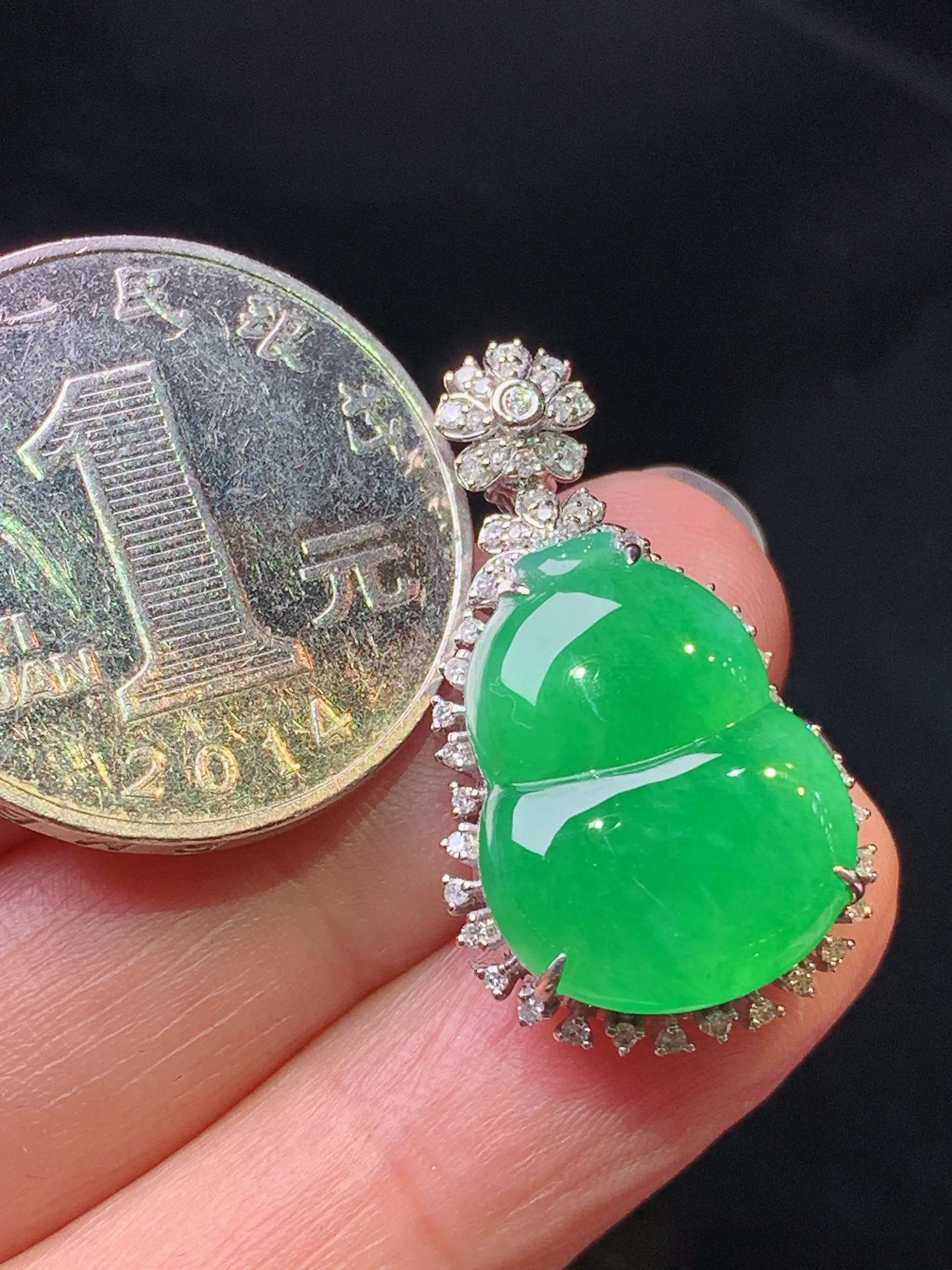 18k金钻镶嵌满绿葫芦吊坠 玉质细腻 色泽艳丽清新 整体尺寸28.5*16.3*8.2