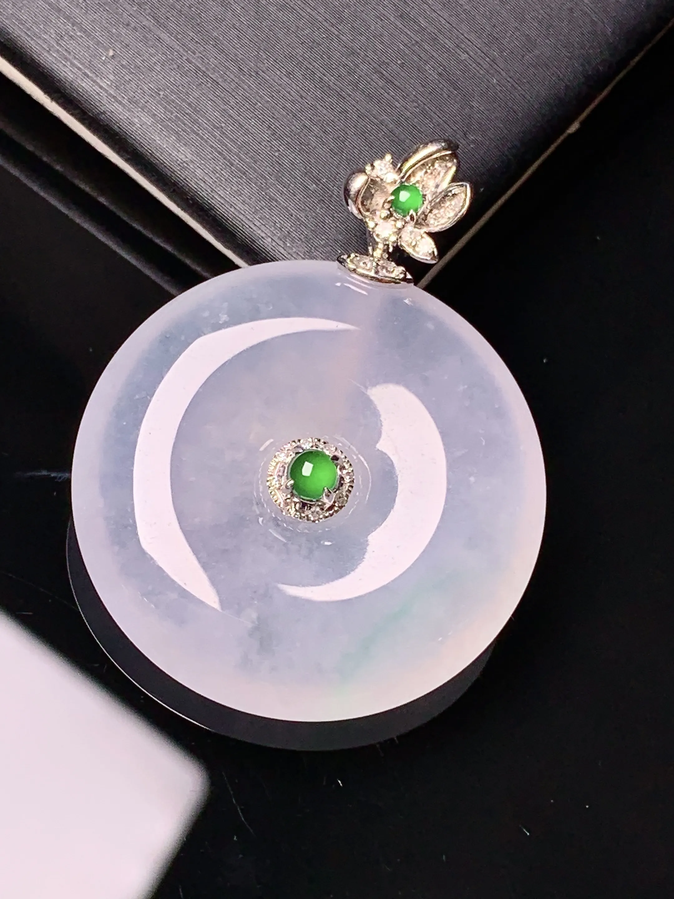 18k金镶嵌冰种平安扣吊坠 玉质细腻 色泽艳丽清新 整体尺寸36.7*27.6*6.3