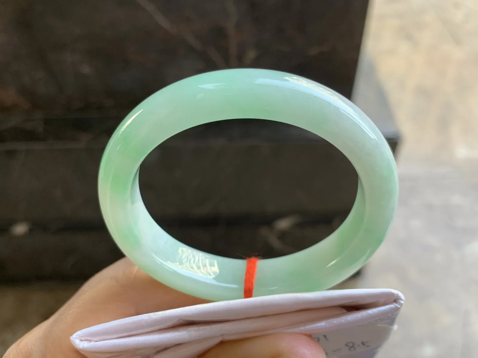 54-12.3-8.5mm
淡豆绿贵妃手镯 底子细腻 清新 正圈52可带