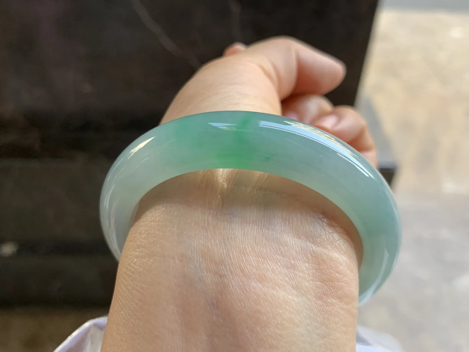 53.5-12-8.2mm
带色手镯 底子细腻 颜色漂亮