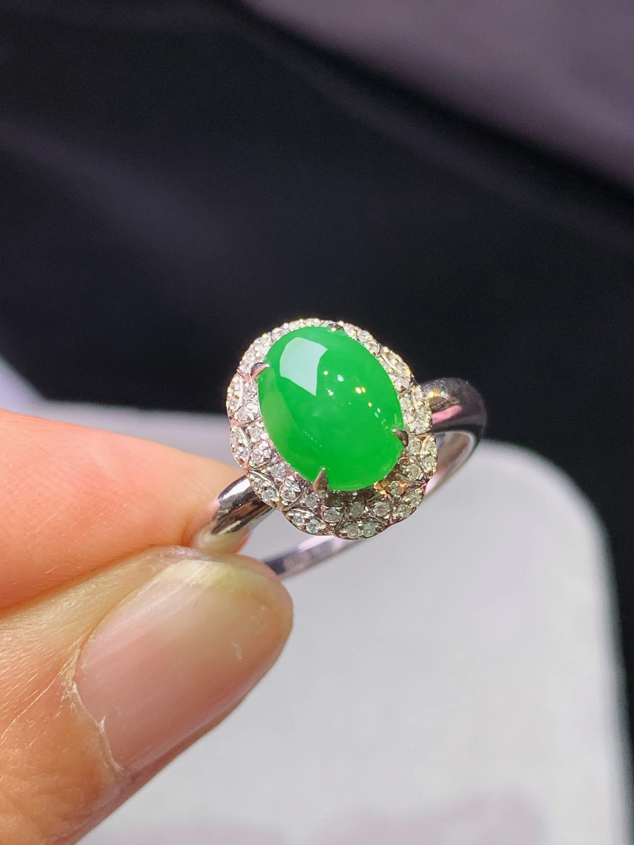 18k金钻镶嵌满绿蛋面戒指 玉质细腻 色泽艳丽清新 圈口13.5 整体尺寸12.3*10.2*9.3