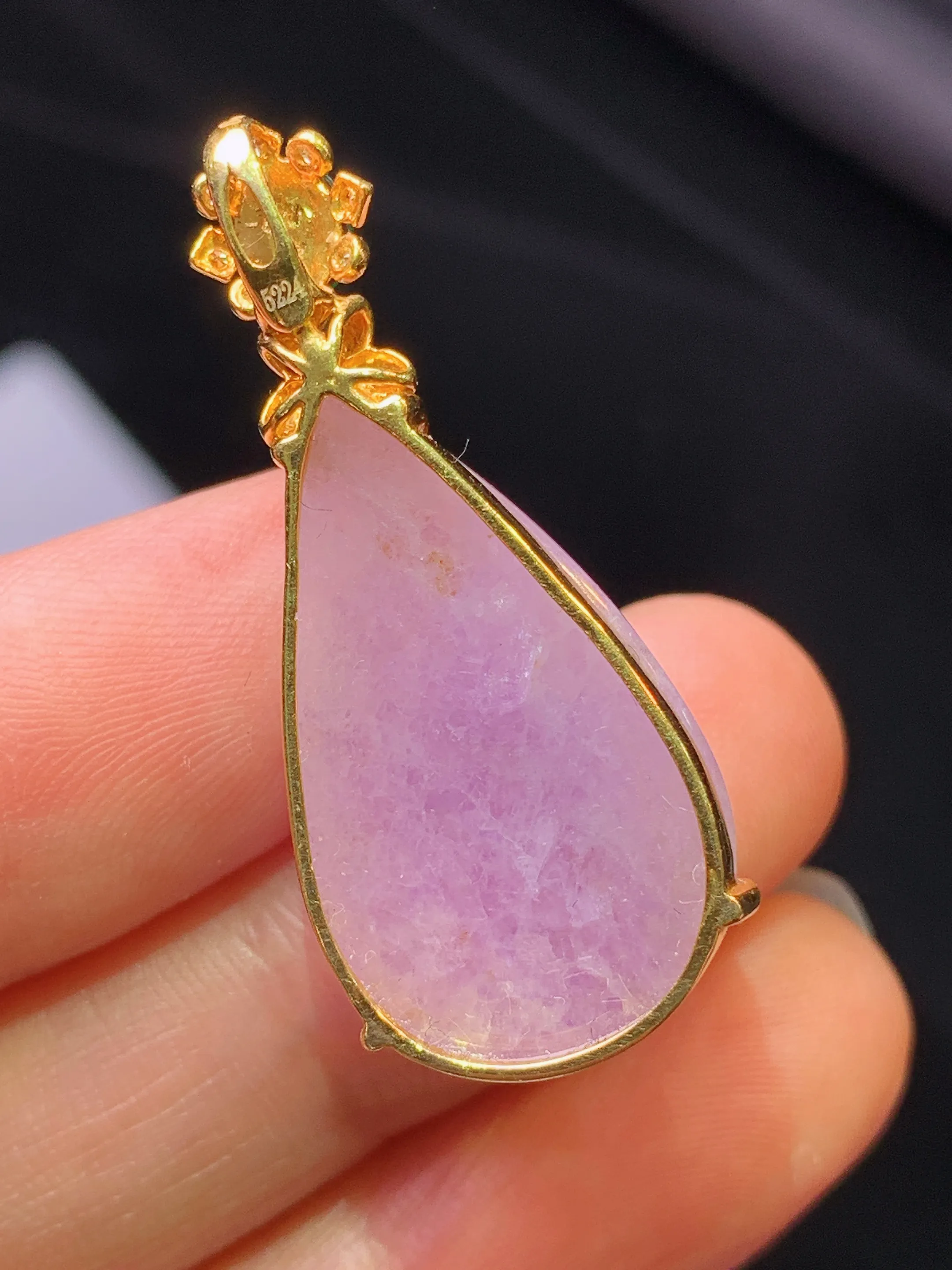 18k金钻镶嵌紫罗兰水滴吊坠 玉质细腻 色泽艳丽清新 整体尺寸34.8*15.2*9.8