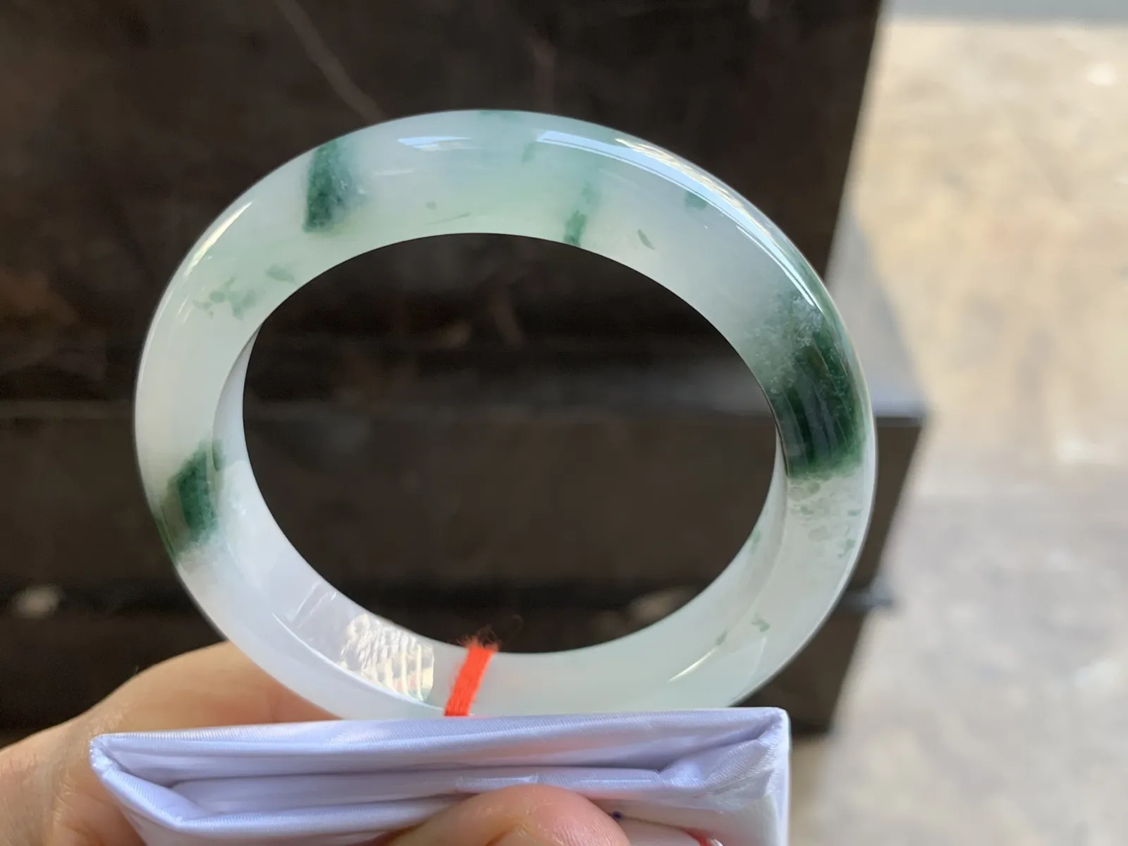 58-12.2-9.4mm
冰种飘花手镯 水润光泽 山水花色