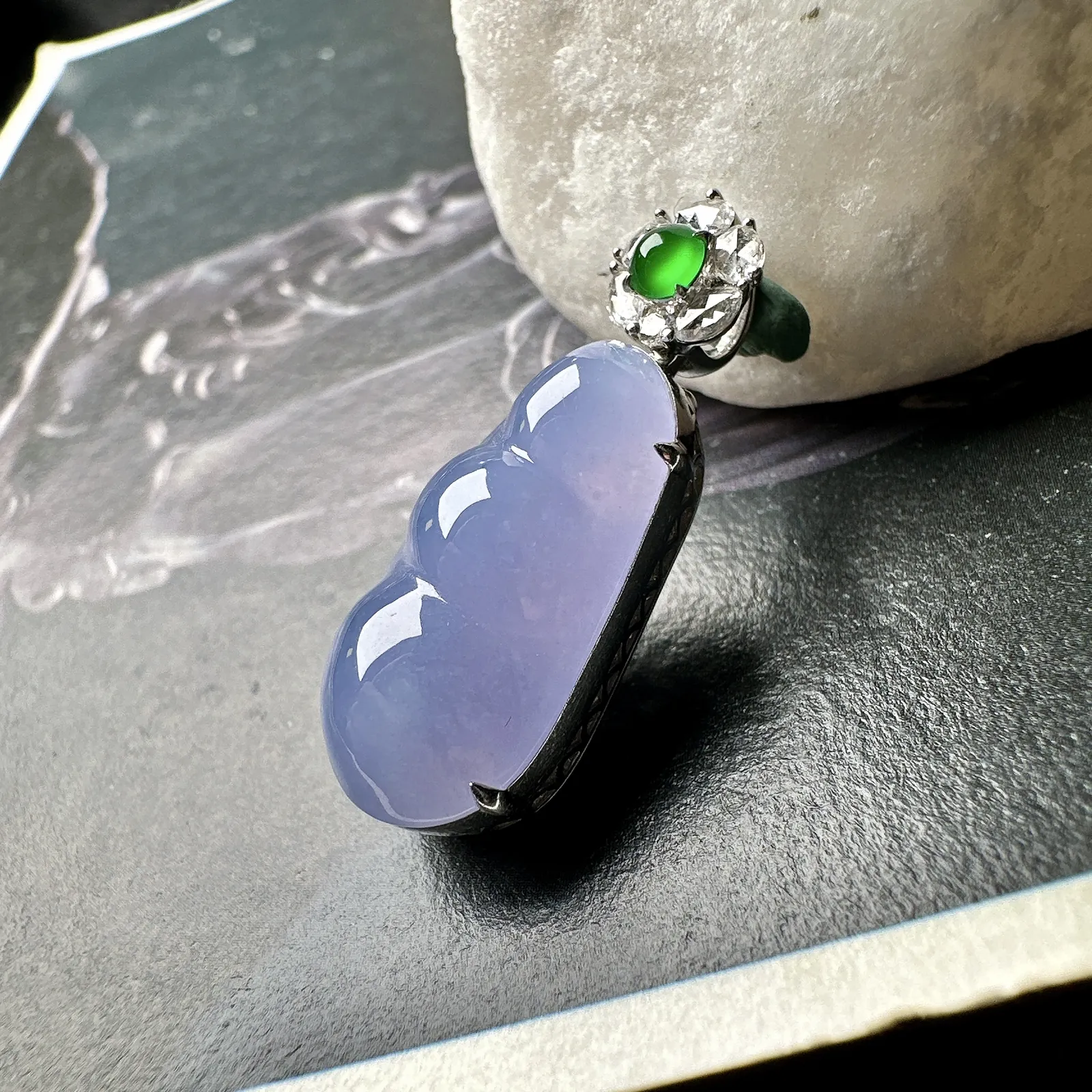 【冰种紫福豆吊坠】种地上乘，冰感十足，通透起光，饱满圆润，18k金钻镶嵌，裸石尺寸20.5*11.2*5.4毫米。