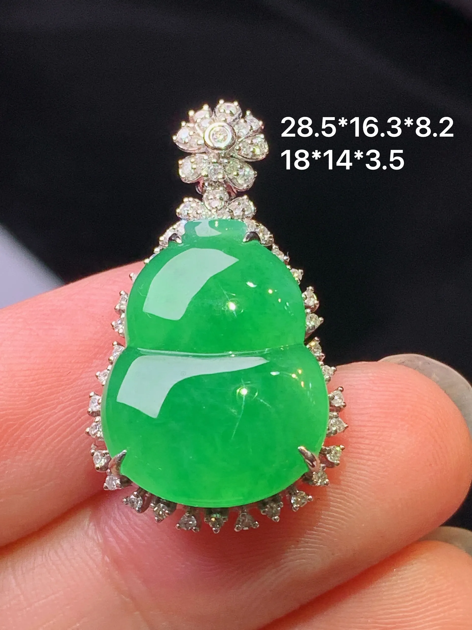 18k金钻镶嵌满绿葫芦吊坠 玉质细腻 色泽艳丽清新 整体尺寸28.5*16.3*8.2