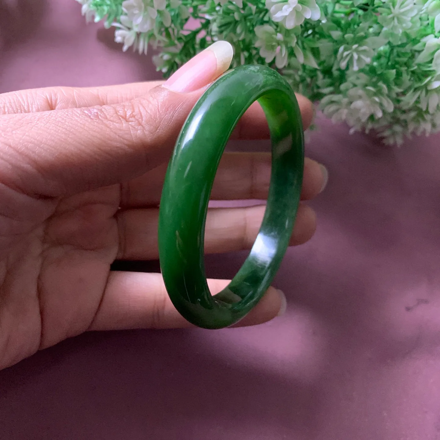 和田玉60圈口碧玉菠菜绿宽条手镯【挽间柔情】，镯型古朴典雅。在诗情画意的雨巷相遇，你是我腕间的一抹风情，有你眸有深情.清风荡漾湖间静水，我愿俯身低眉，在烟波涟漪处寻