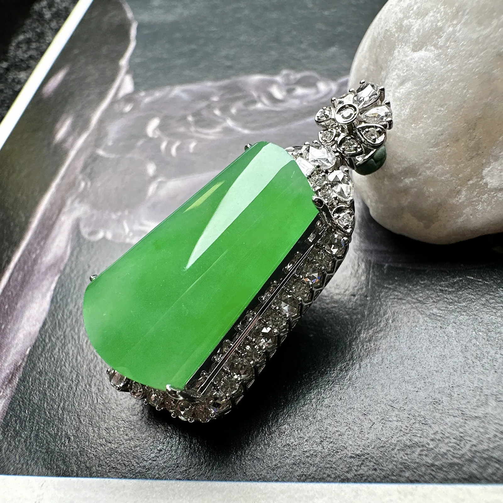 【冰种满绿无事柱吊坠】种水上乘，晶莹剔透，纯净通透，莹光感很强。18k金钻镶嵌，裸石尺寸23*15.1*4.3毫米