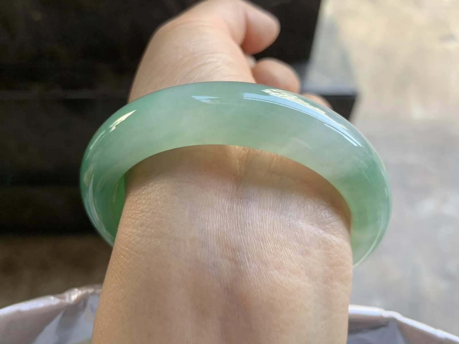 55-12.8-9mm
带色手镯 底子细腻 颜色漂亮