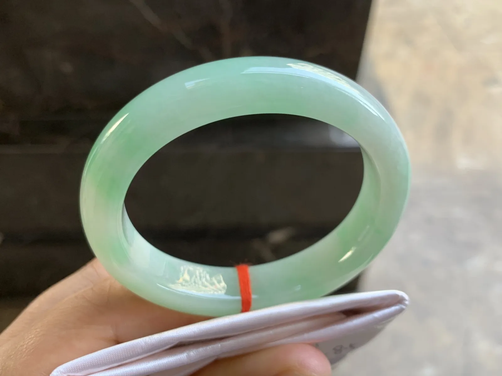 54-12.3-8.5mm
淡豆绿贵妃手镯 底子细腻 清新 正圈52可带