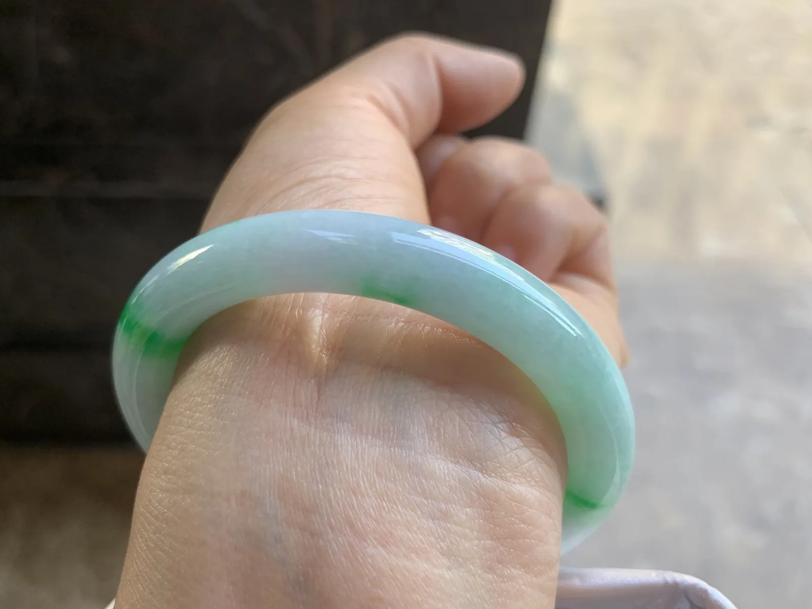 52-9.5-8.8mm
带色圆条手镯 底子细腻 颜色漂亮