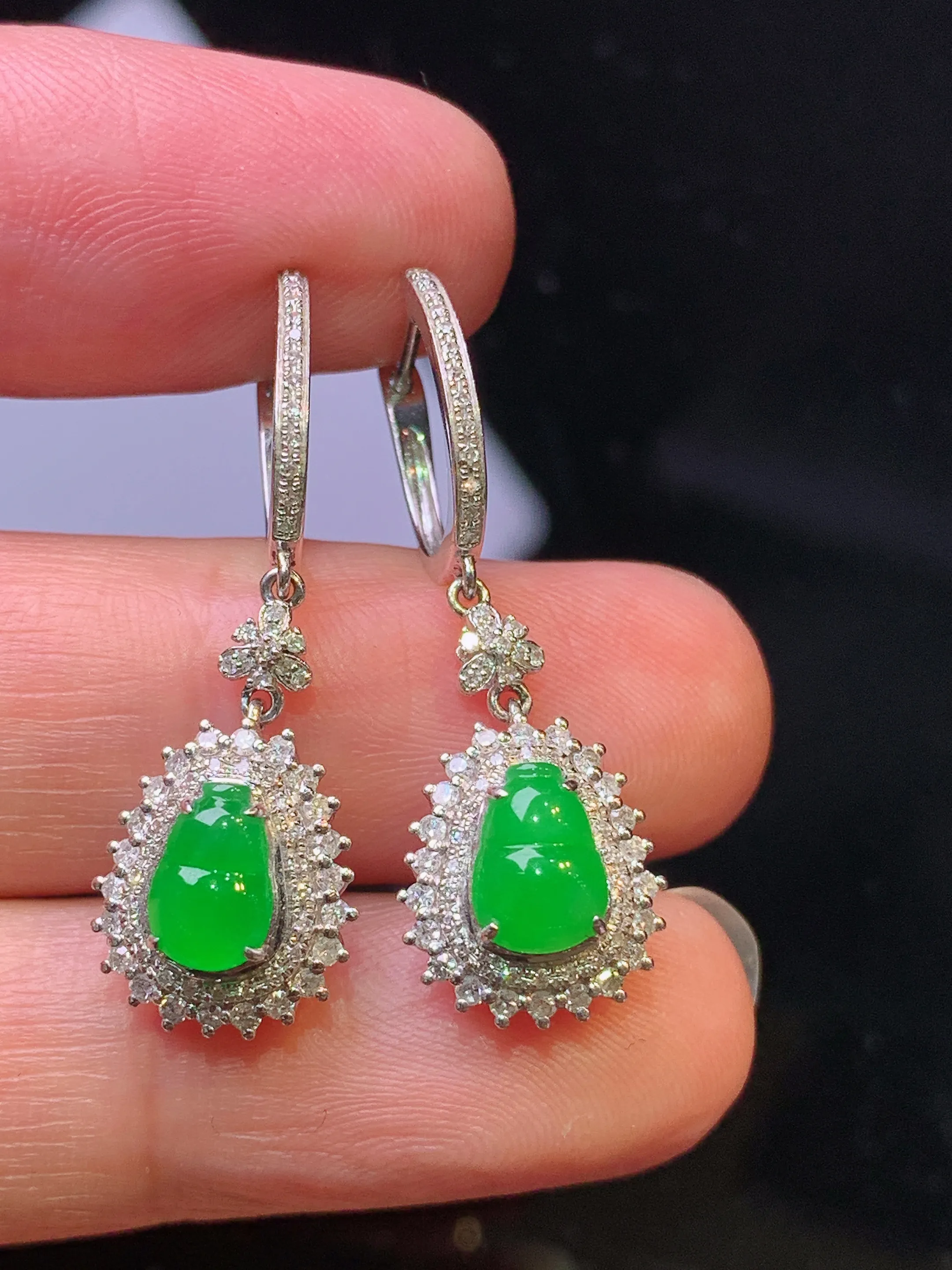 18k金钻镶嵌满绿葫芦耳坠 玉质细腻 色泽艳丽清新 整体尺寸32*10.5*7.2