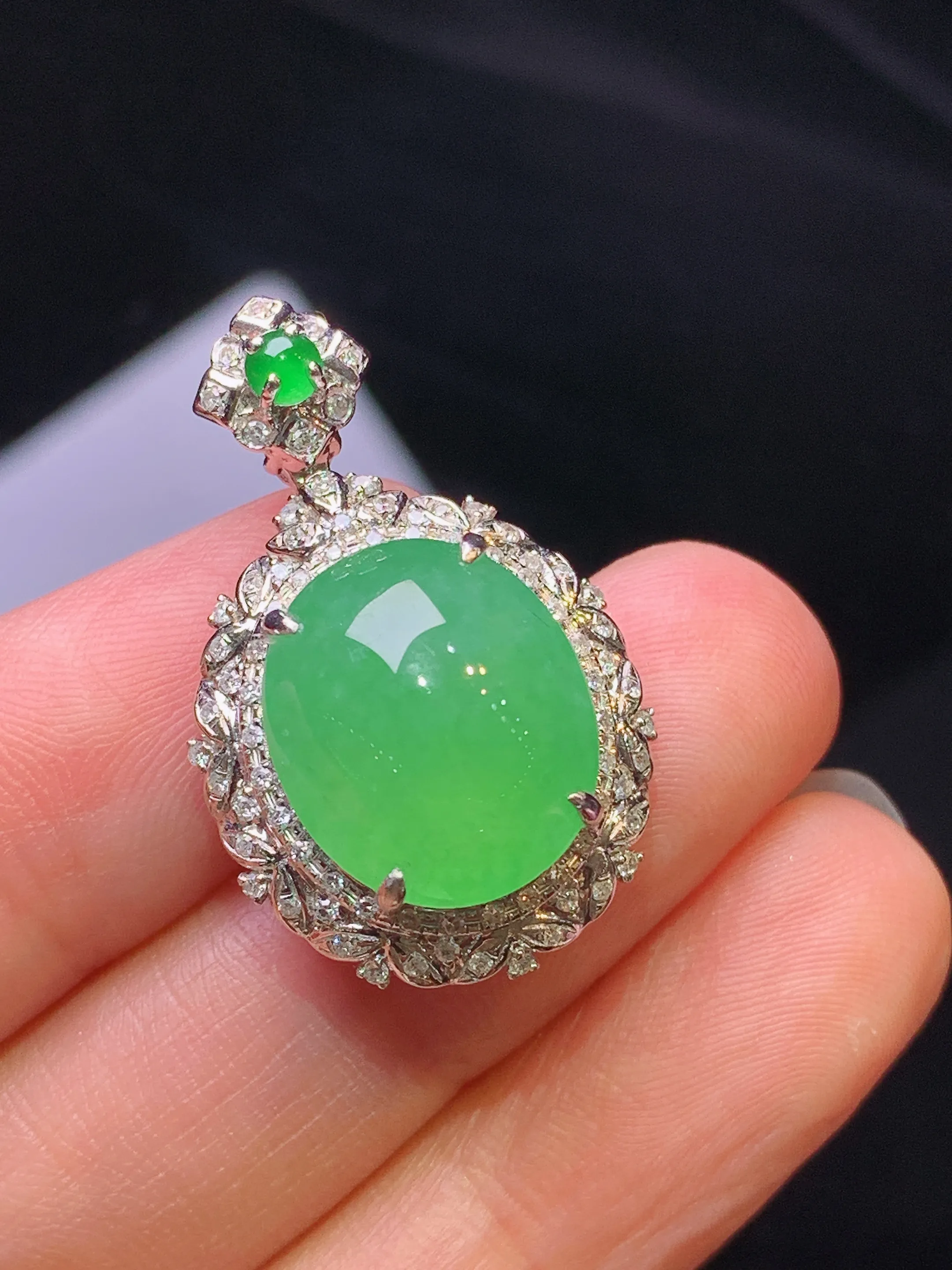 18k金钻镶嵌翠绿蛋面吊坠 玉质细腻 色泽艳丽清新 整体尺寸29*18*11.2