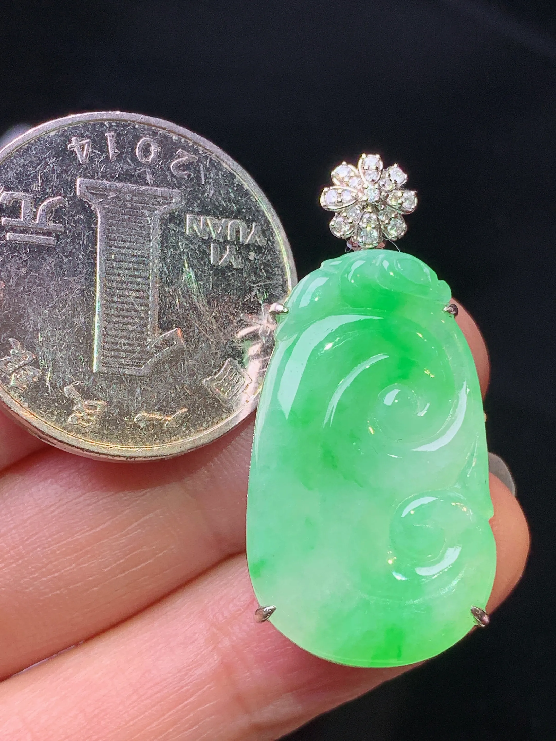 18k金钻镶嵌翠绿如意吊坠 玉质细腻 色泽艳丽清新 整体尺寸35.2*16.6*6.2