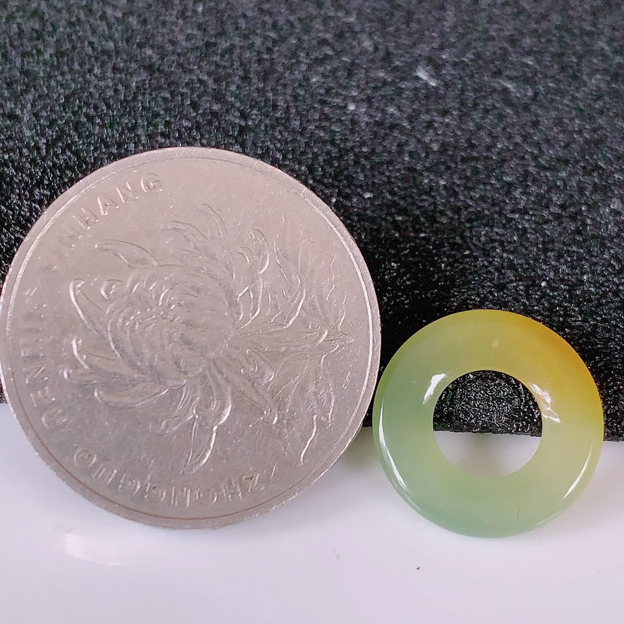 自然光实拍，冰种黄翡翡翠一对平安扣耳坠，翠色灵动，玉质细腻，颜色漂亮，品相佳，佩戴佳品！配图银线 #158.2平安扣尺寸15-2.5mm