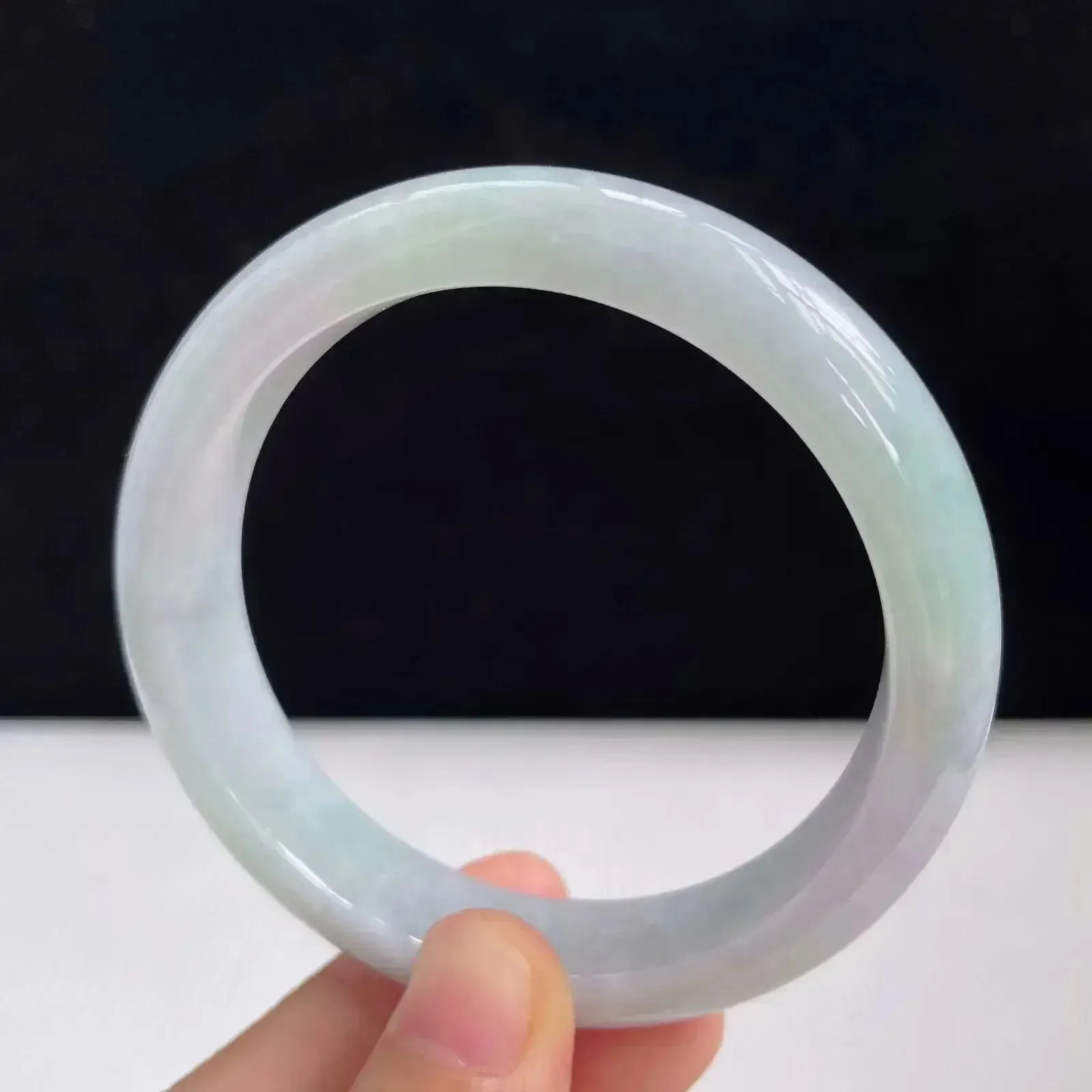 55.5mm自然光拍摄天然翡翠A货好种水正圈手镯 52.02g