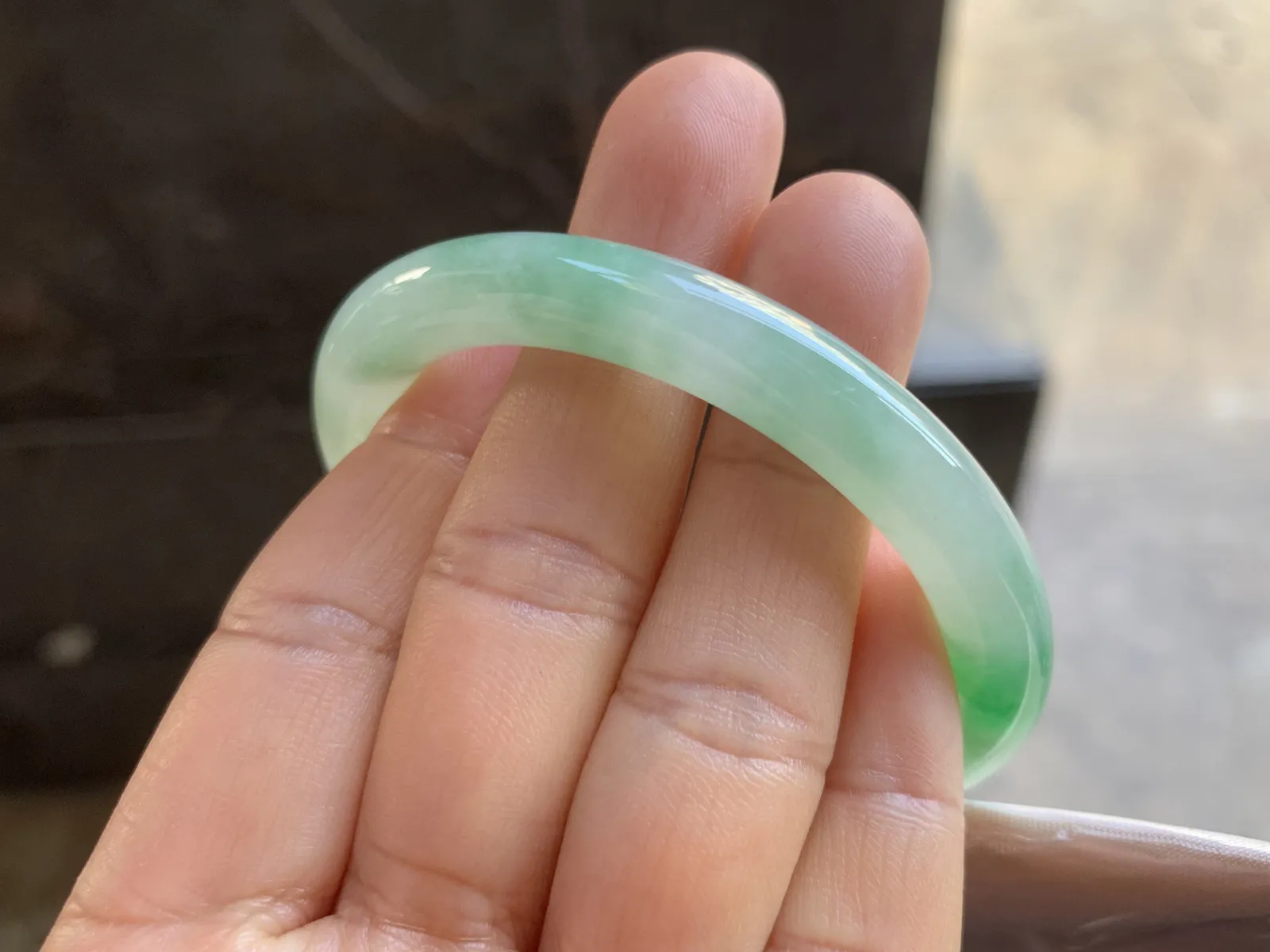 50.5-8mm
带色圆条手镯 底子细腻 水润 颜色漂亮