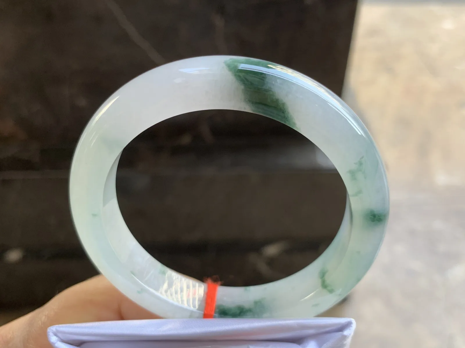 58-12.2-9.4mm
冰种飘花手镯 水润光泽 山水花色