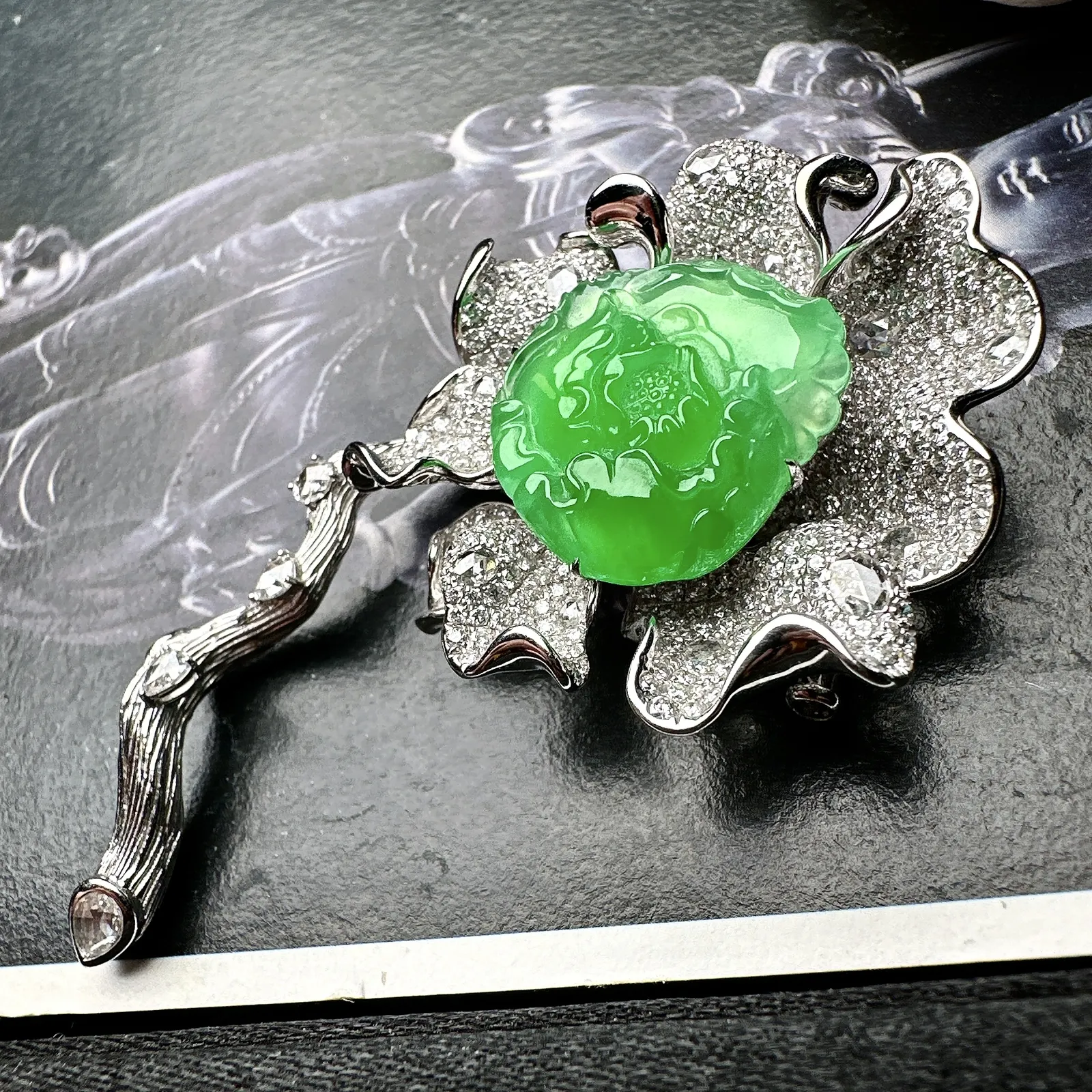 【冰种满绿牡丹花胸针】阳绿色泽，质地冰润，细腻起胶感，冰感十足，雕琢精美，18K金钻精美镶嵌，裸石尺