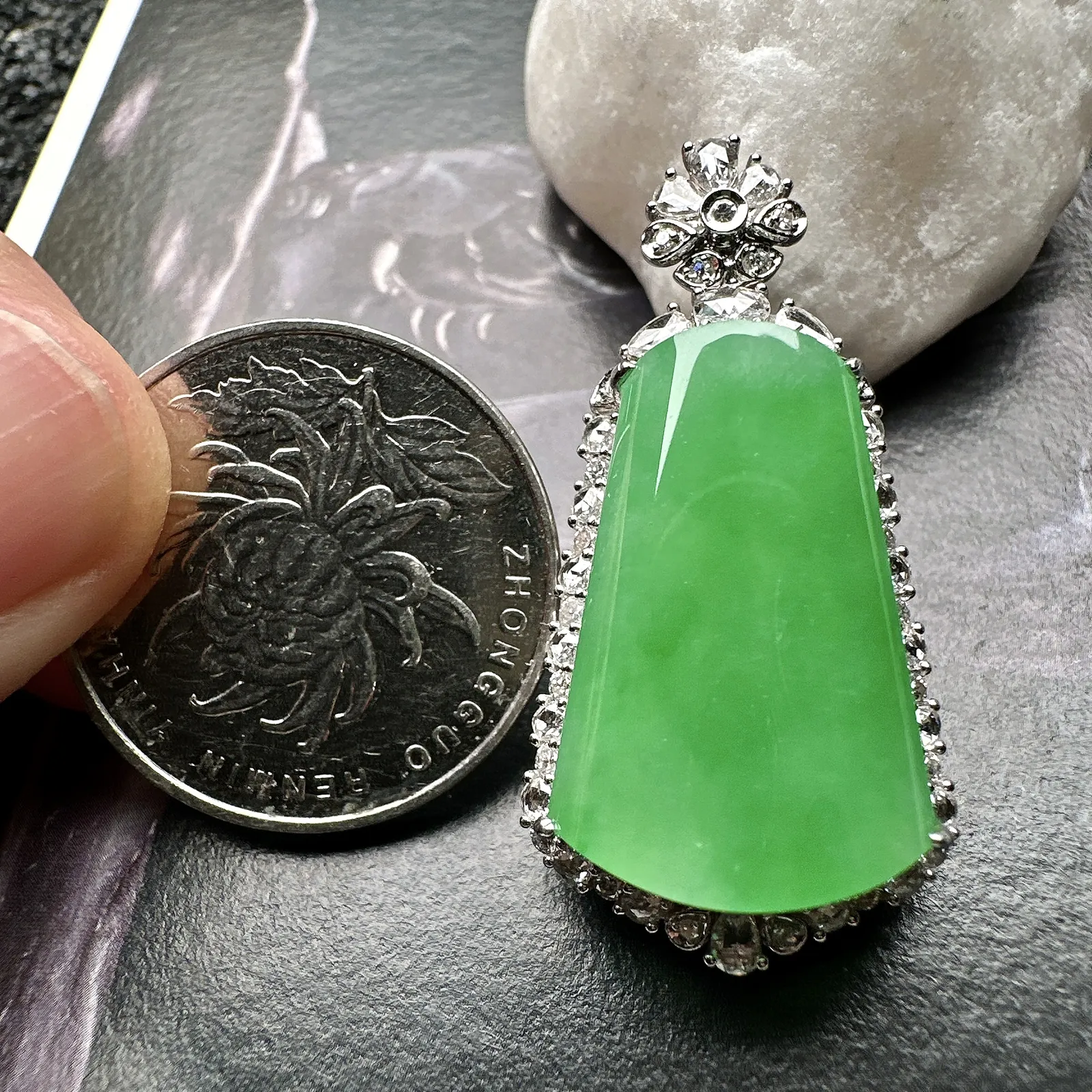 【冰种满绿无事柱吊坠】种水上乘，晶莹剔透，纯净通透，莹光感很强。18k金钻镶嵌，裸石尺寸23*15.1*4.3毫米