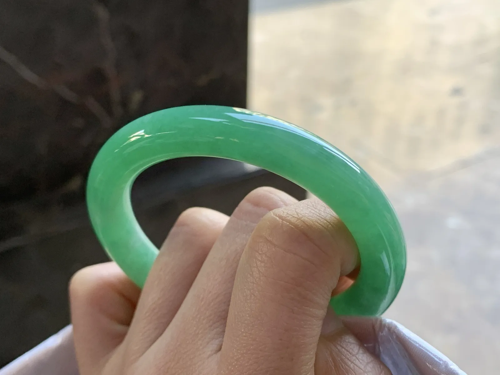 53-9.2-8.6

绿色圆条手镯^_^鲜艳 玉质温润