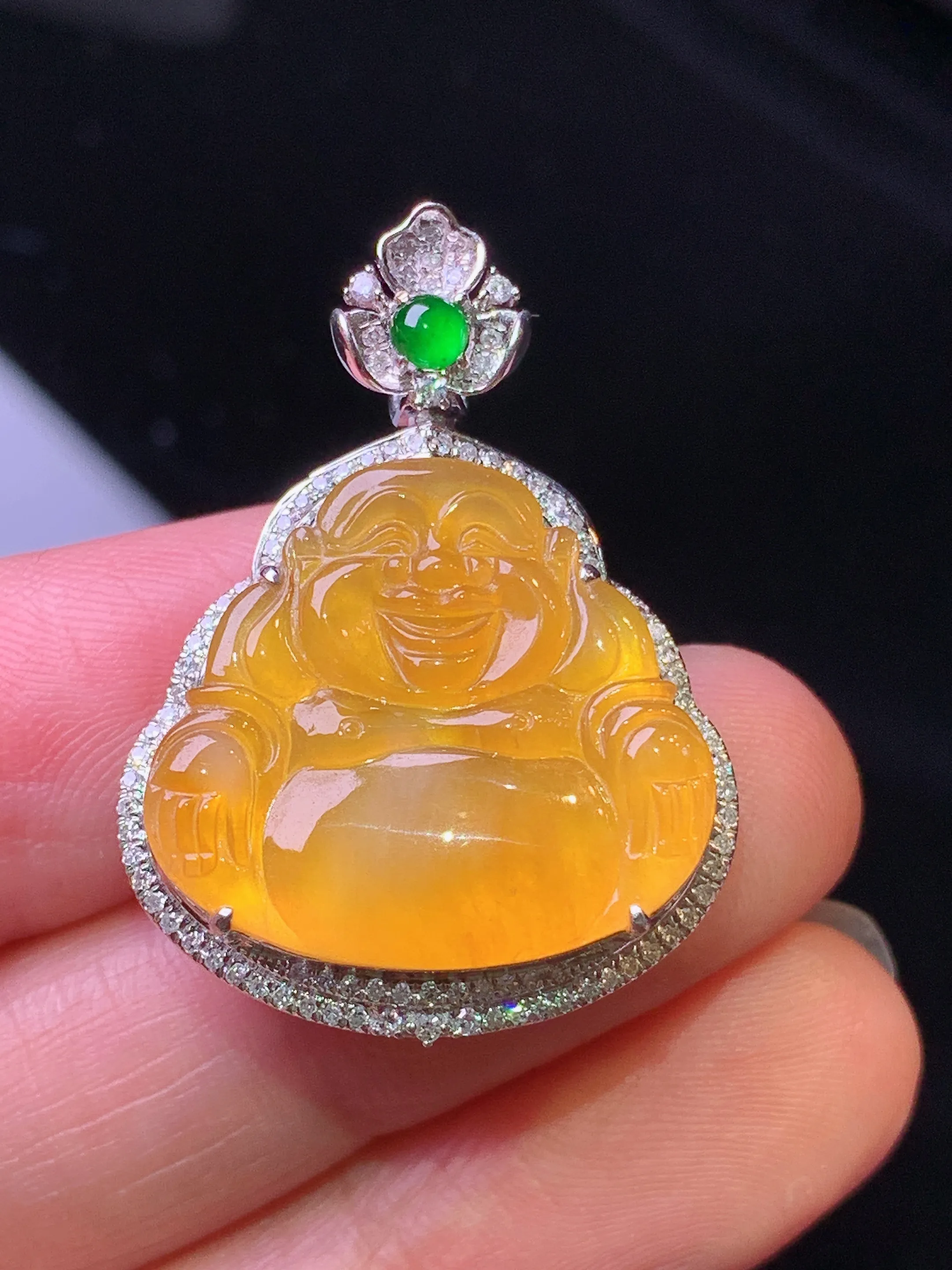 18k金钻镶嵌黄翡佛公吊坠 玉质细腻 色泽艳丽清新 整体尺寸31.6*23.2*8.2