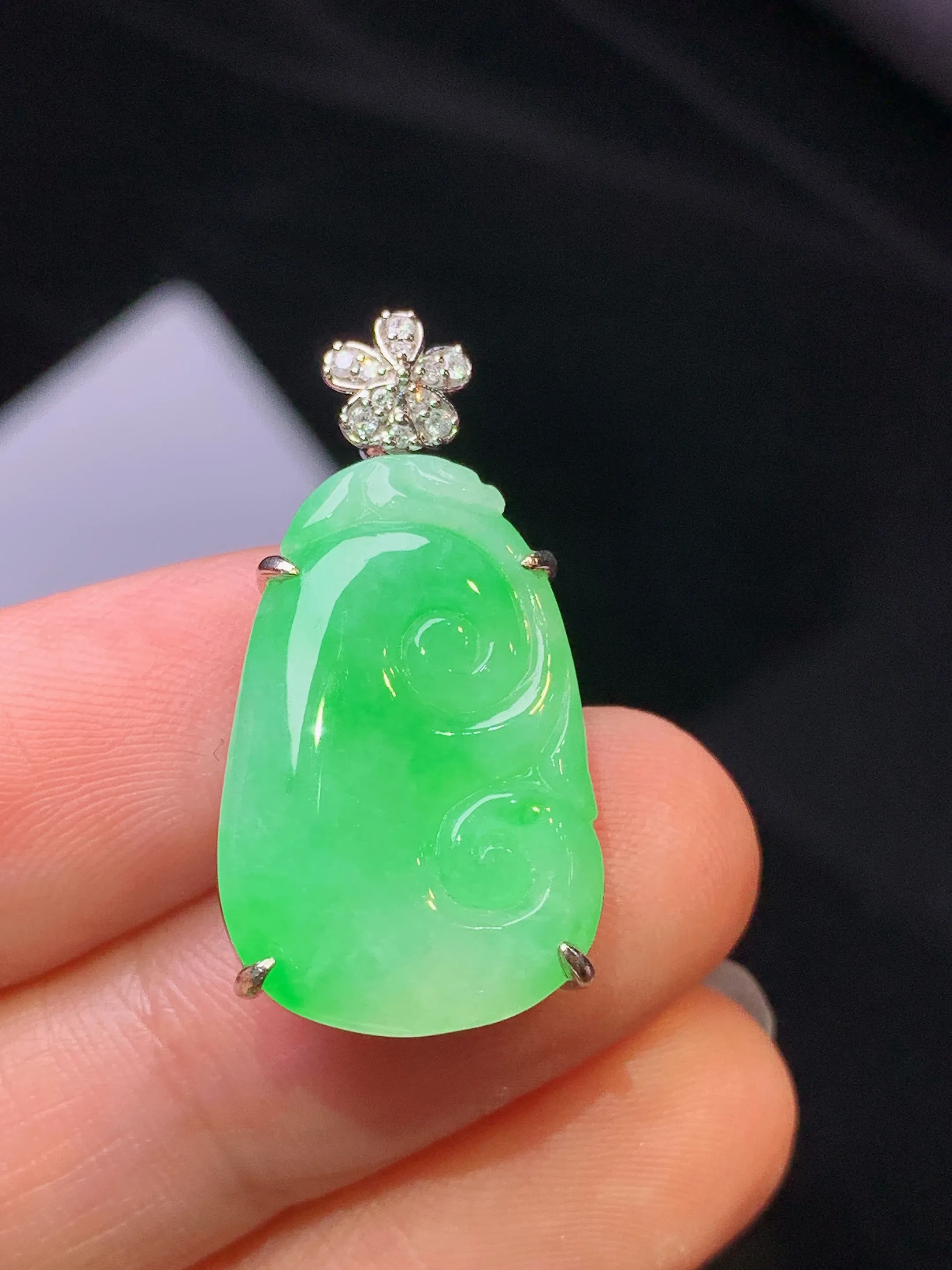 18k金钻镶嵌翠绿如意吊坠 玉质细腻 色泽艳丽清新 整体尺寸28.2*14.3*6.6