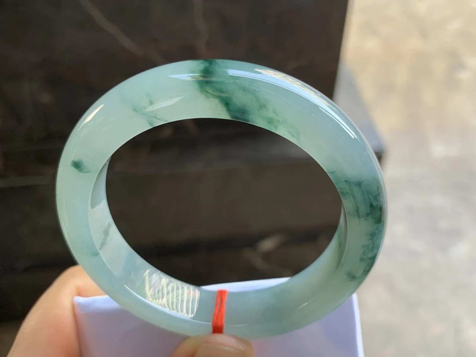 54.5-12.2-8.5mm
糯冰飘花手镯 底子细腻 水润 山水花色 韵味悠长