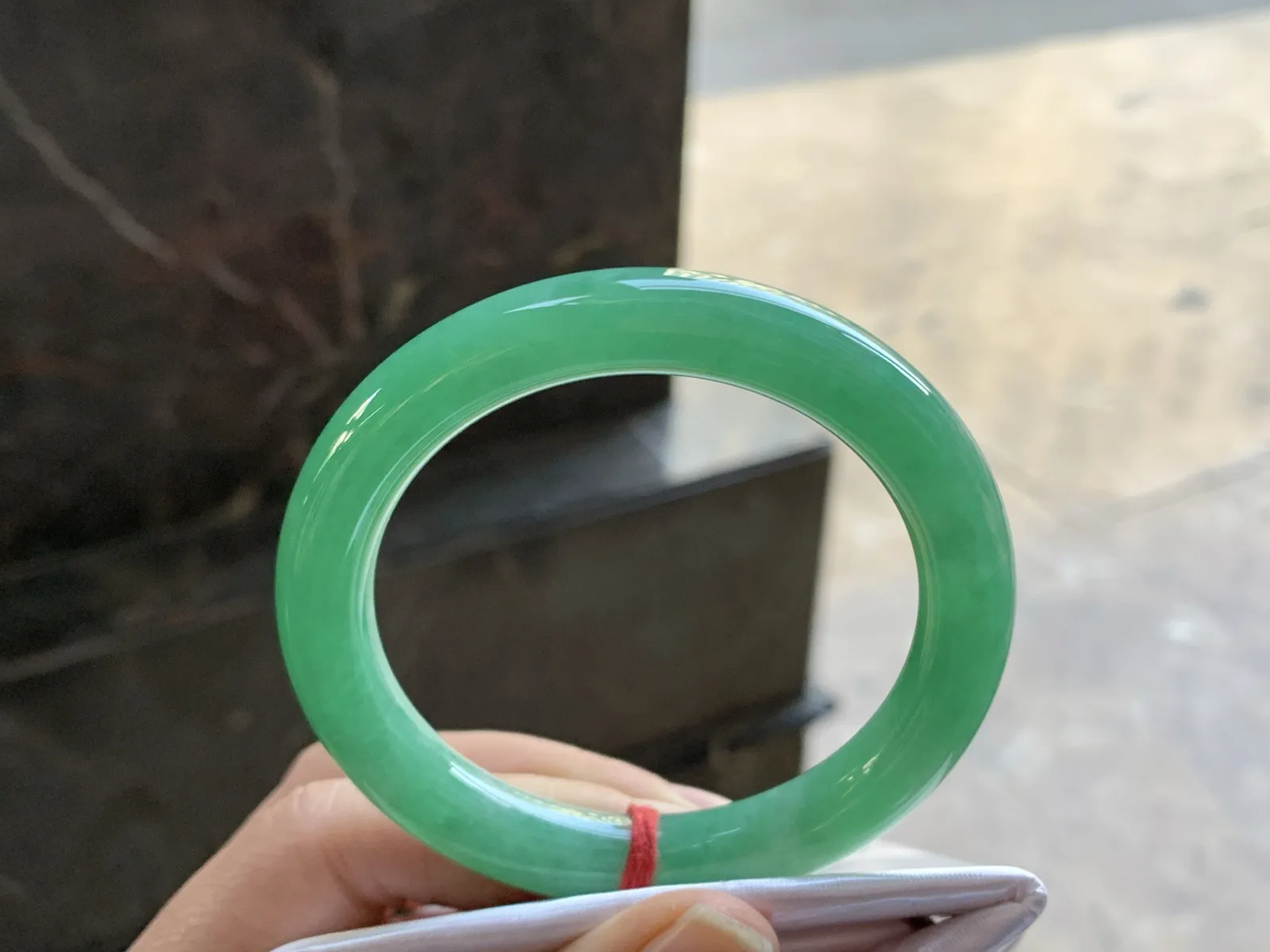 53-9.2-8.6

绿色圆条手镯^_^鲜艳 玉质温润