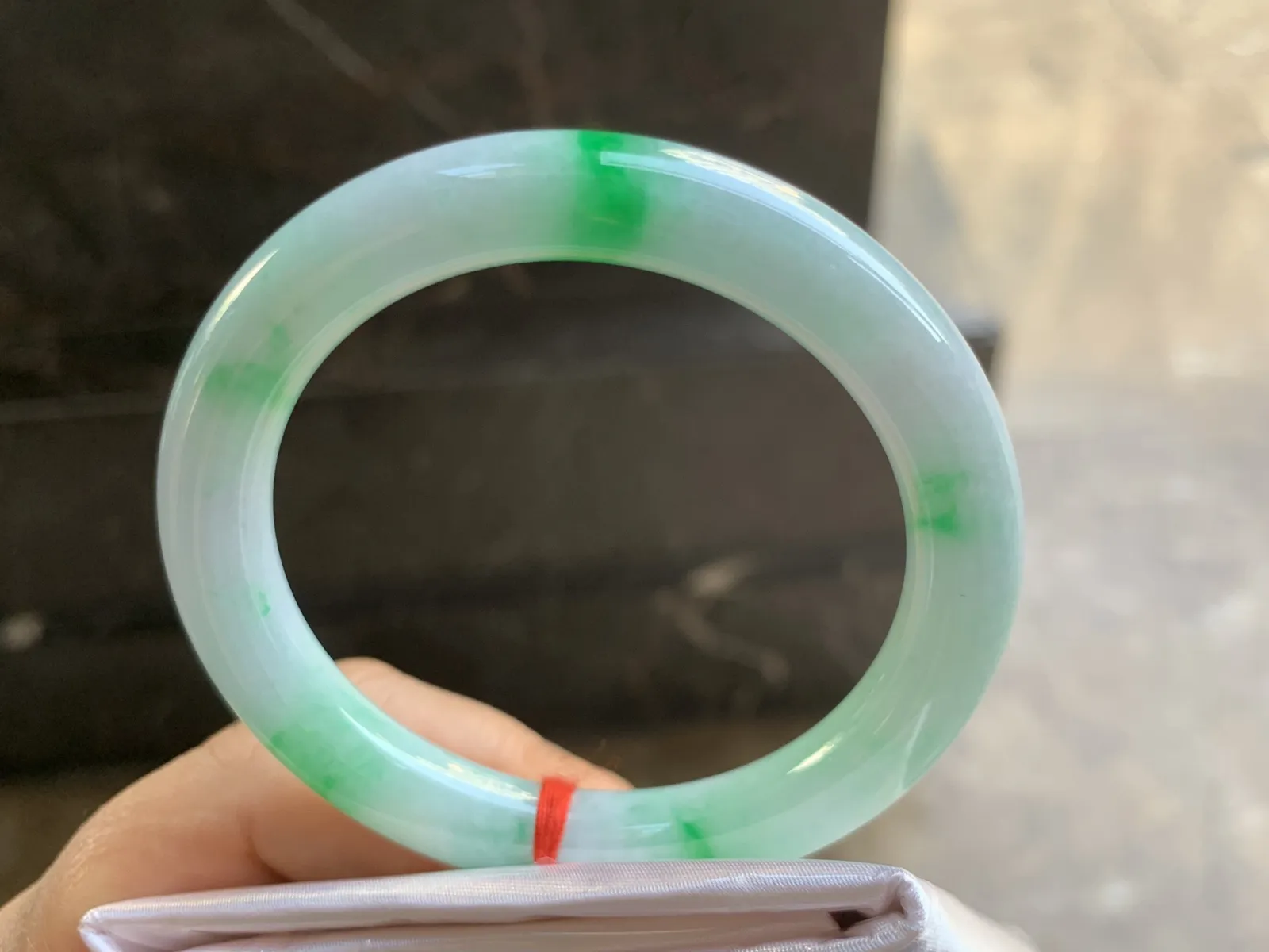 52-9.5-8.8mm
带色圆条手镯 底子细腻 颜色漂亮