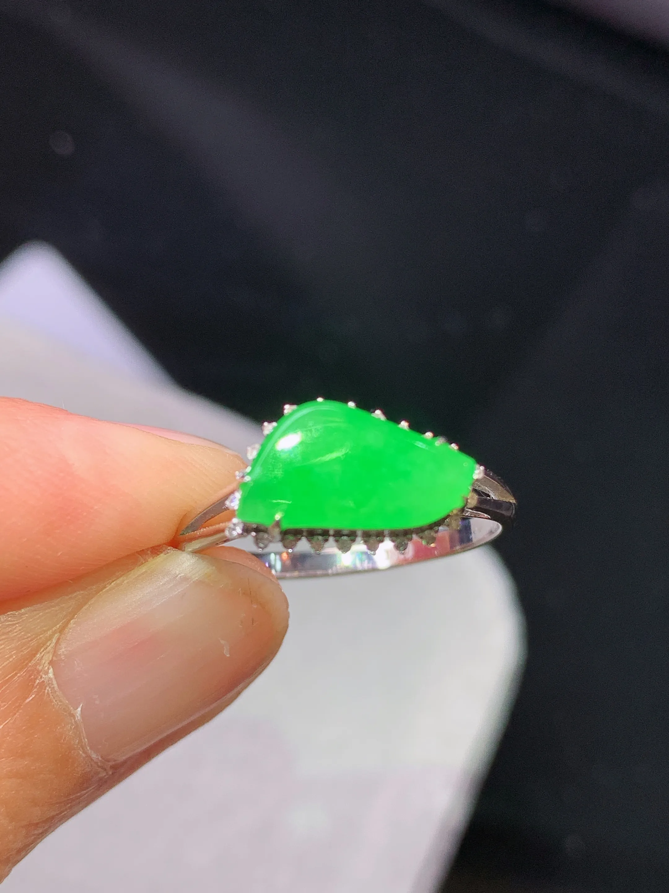 18k金钻镶嵌满绿随形吊坠 玉质细腻 色泽艳丽清新 圈口13.5 整体尺寸8*12.6*6.3