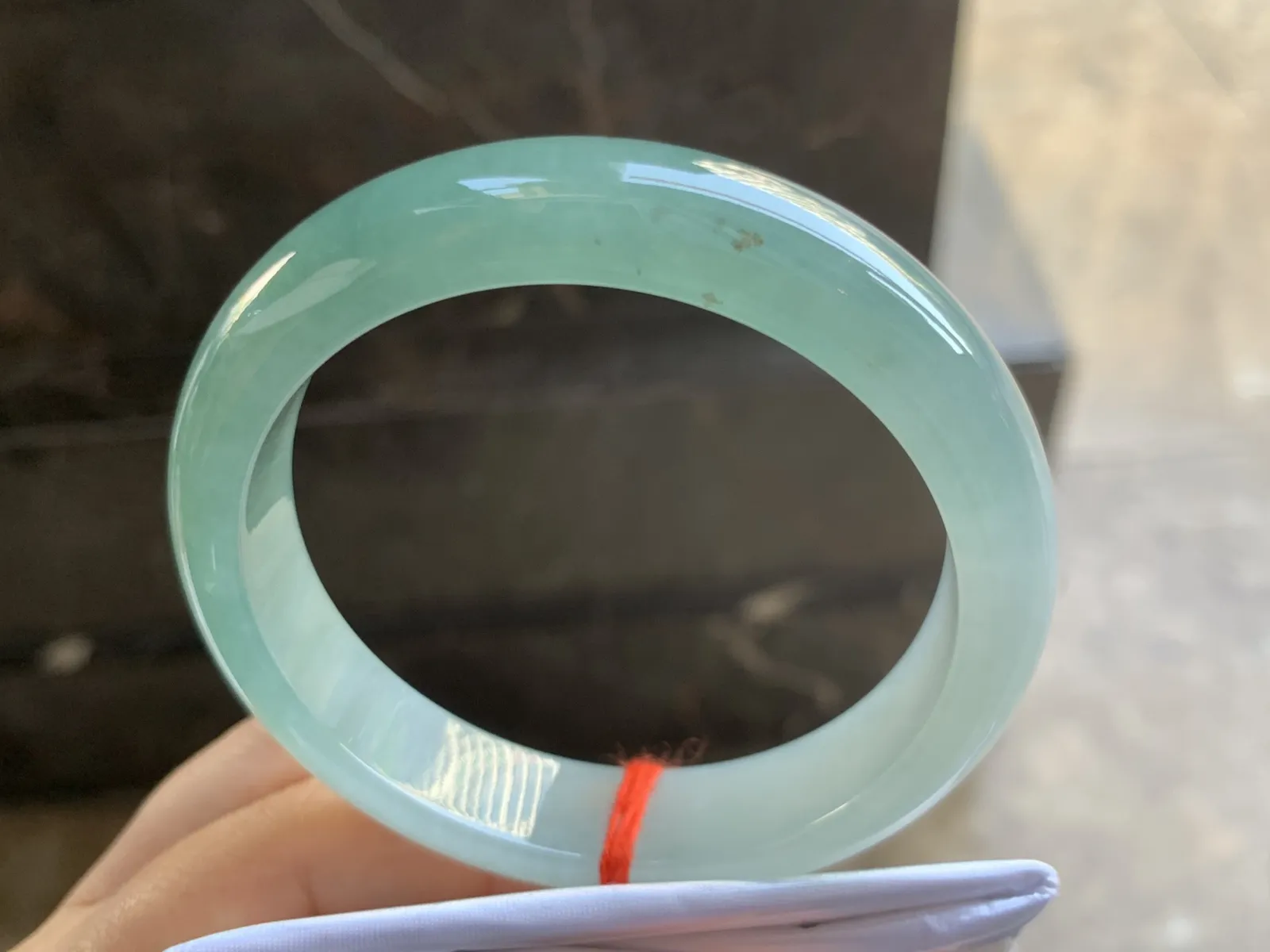 56.5-12.6-8mm
冰种蓝水手镯 水润光泽 底色漂亮