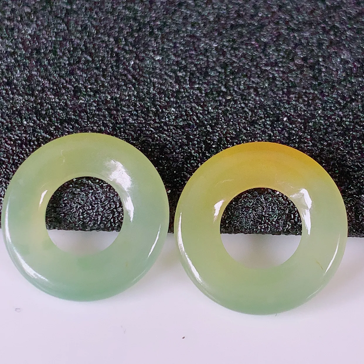 自然光实拍，冰种黄翡翡翠一对平安扣耳坠，翠色灵动，玉质细腻，颜色漂亮，品相佳，佩戴佳品！配图银线 #