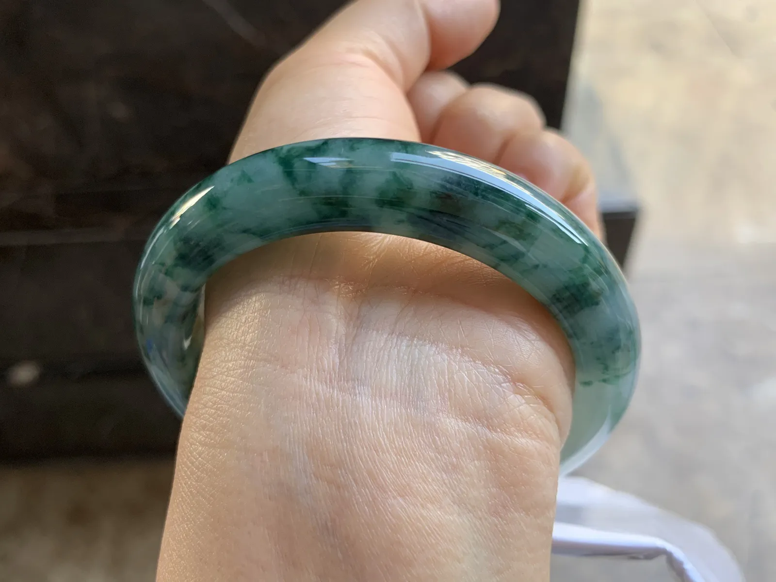 57-12.2-9mm
糯冰飘花手镯 底子细腻 花色浓郁