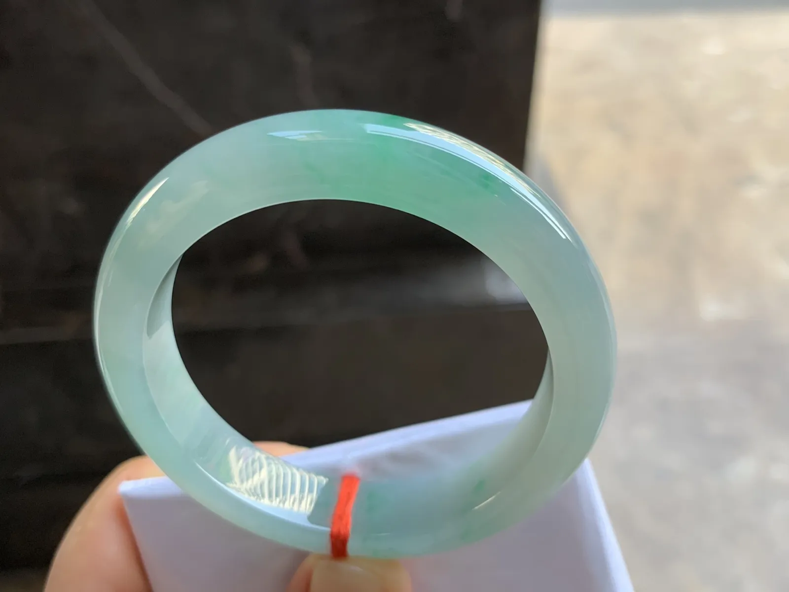 53.5-12-8.2mm
带色手镯 底子细腻 颜色漂亮