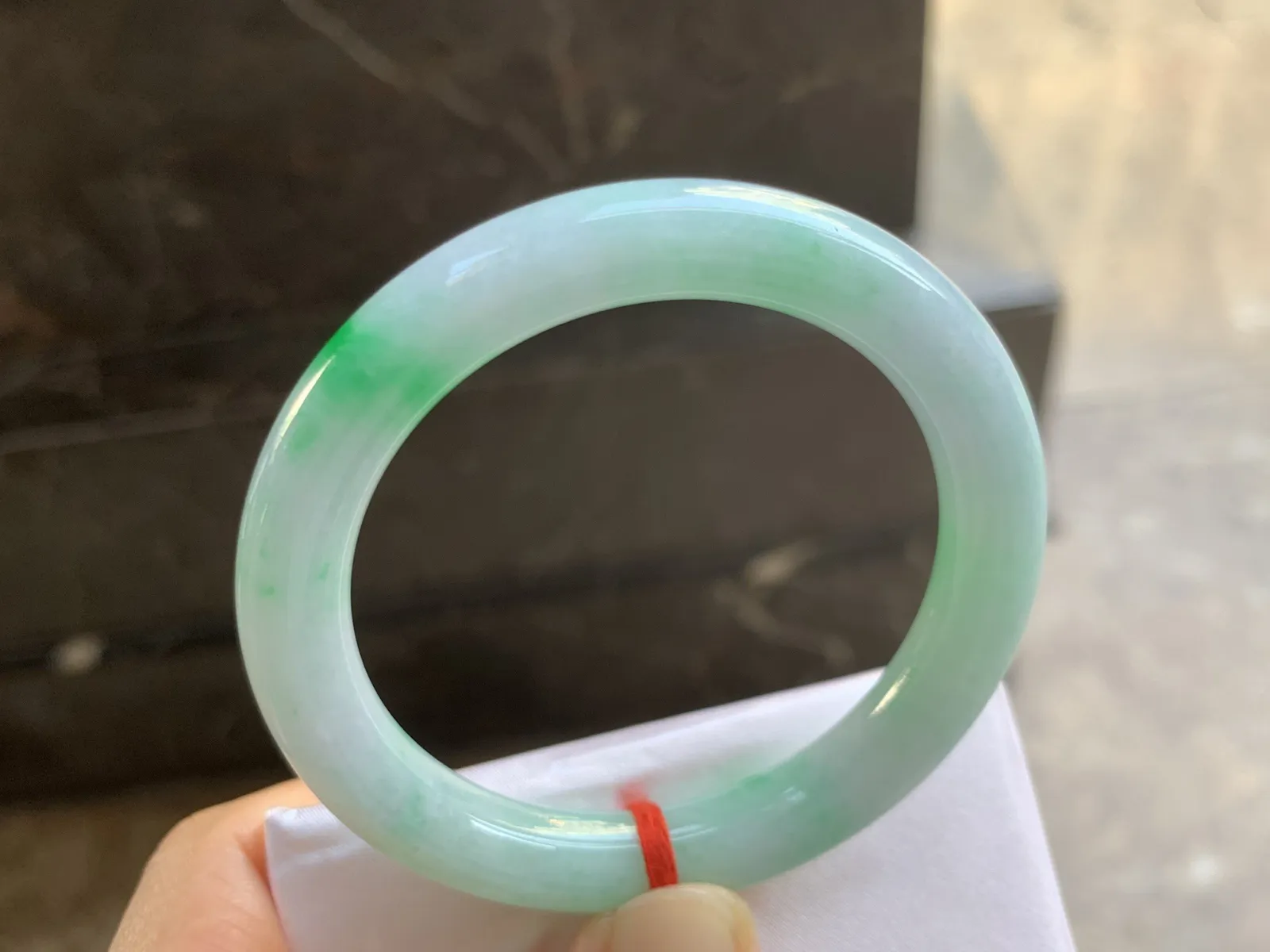 52-9.5-8.8mm
带色圆条手镯 底子细腻 颜色漂亮