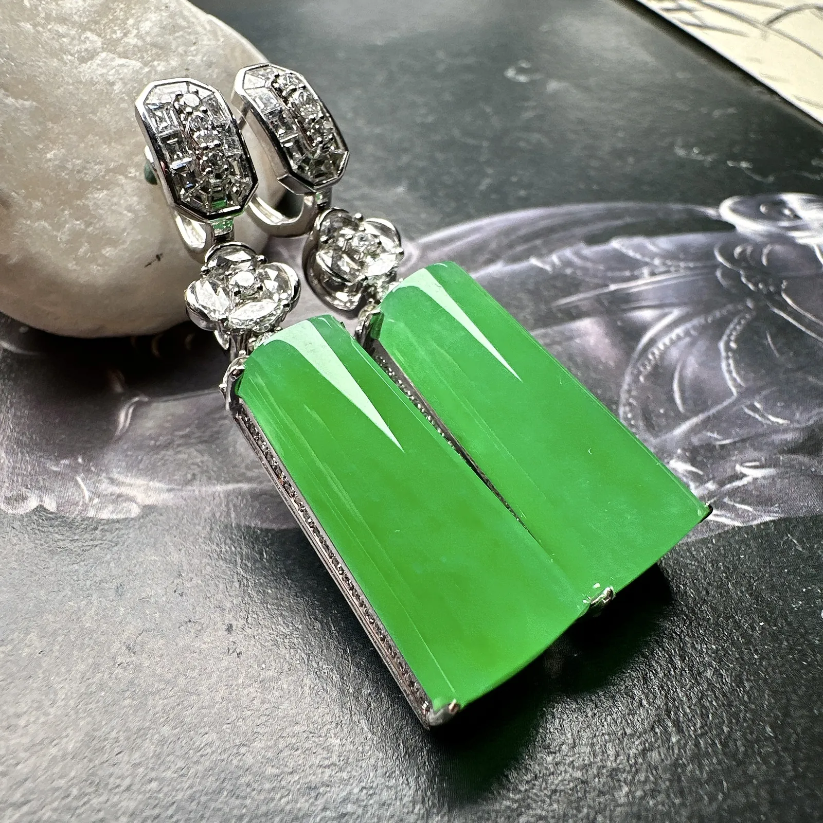 【冰种绿无事柱耳坠、吊坠两用款】种水上乘，通透闪亮，晶莹剔透。收藏品质，18K金钻镶嵌，裸石尺寸23.8*11.2*6毫米