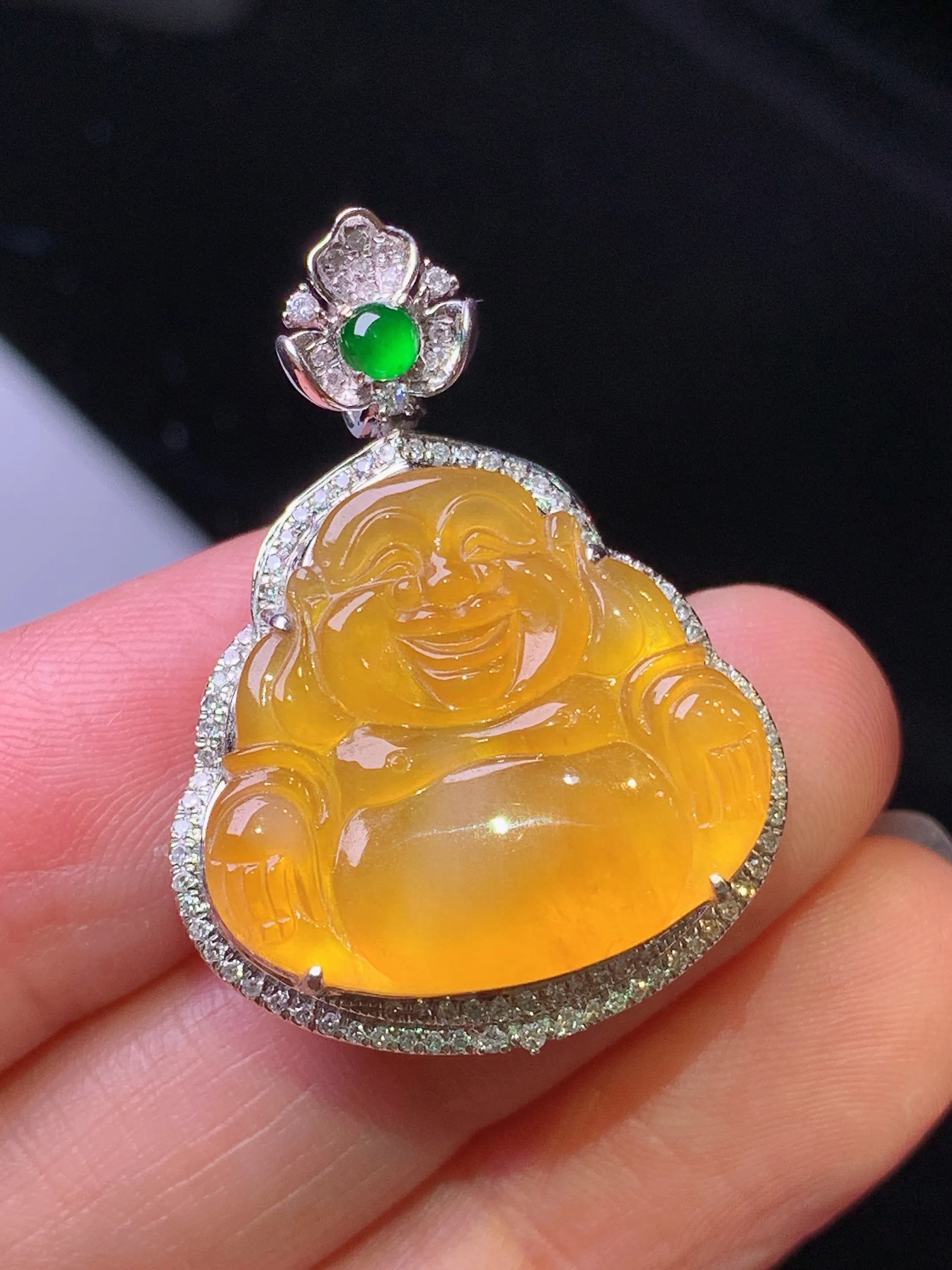 18k金钻镶嵌黄翡佛公吊坠 玉质细腻 色泽艳丽清新 整体尺寸31.6*23.2*8.2